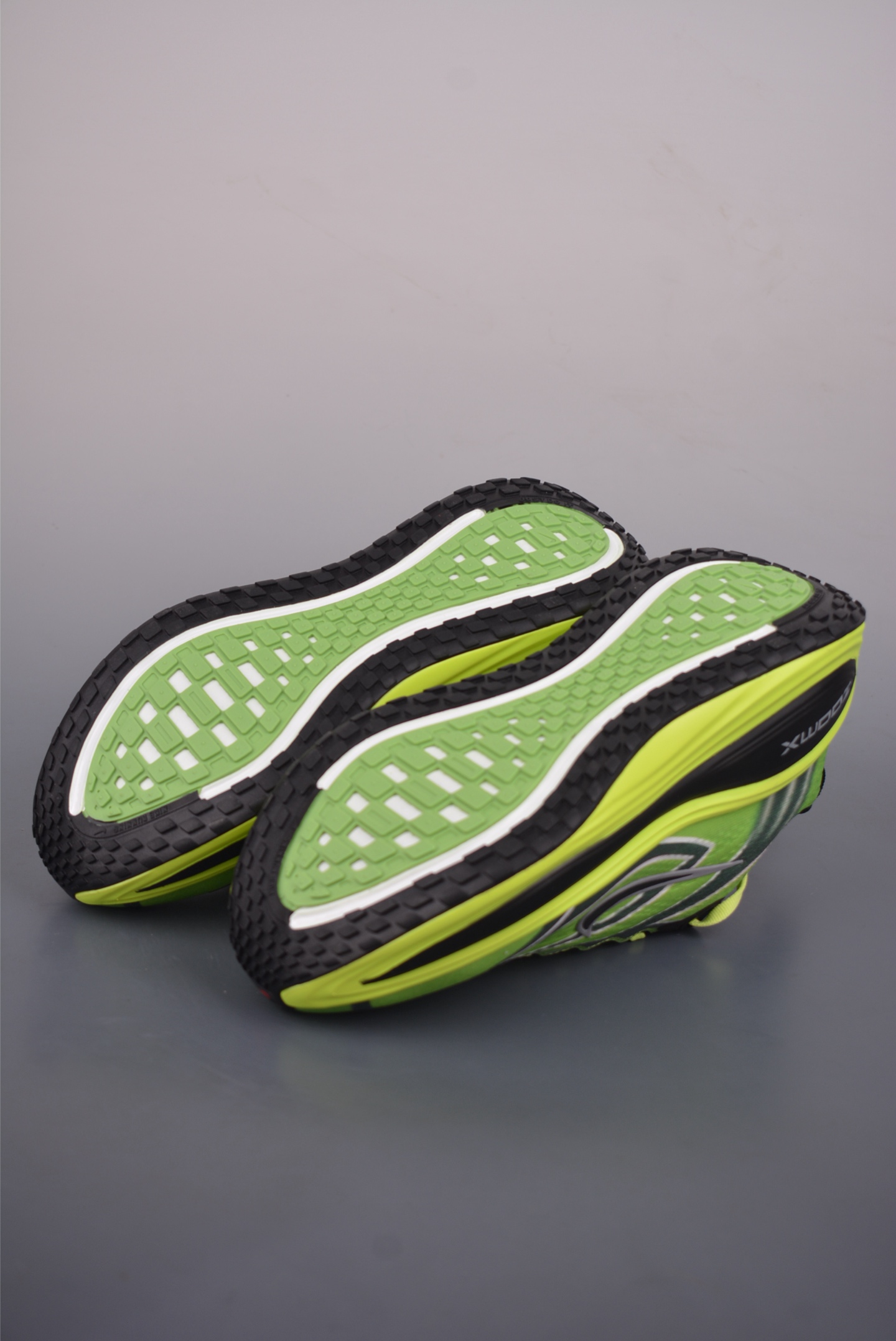 Nike Air Zoom Vomero PLUS 全新科技提前原鞋开发 运动跑鞋 IM8072-999