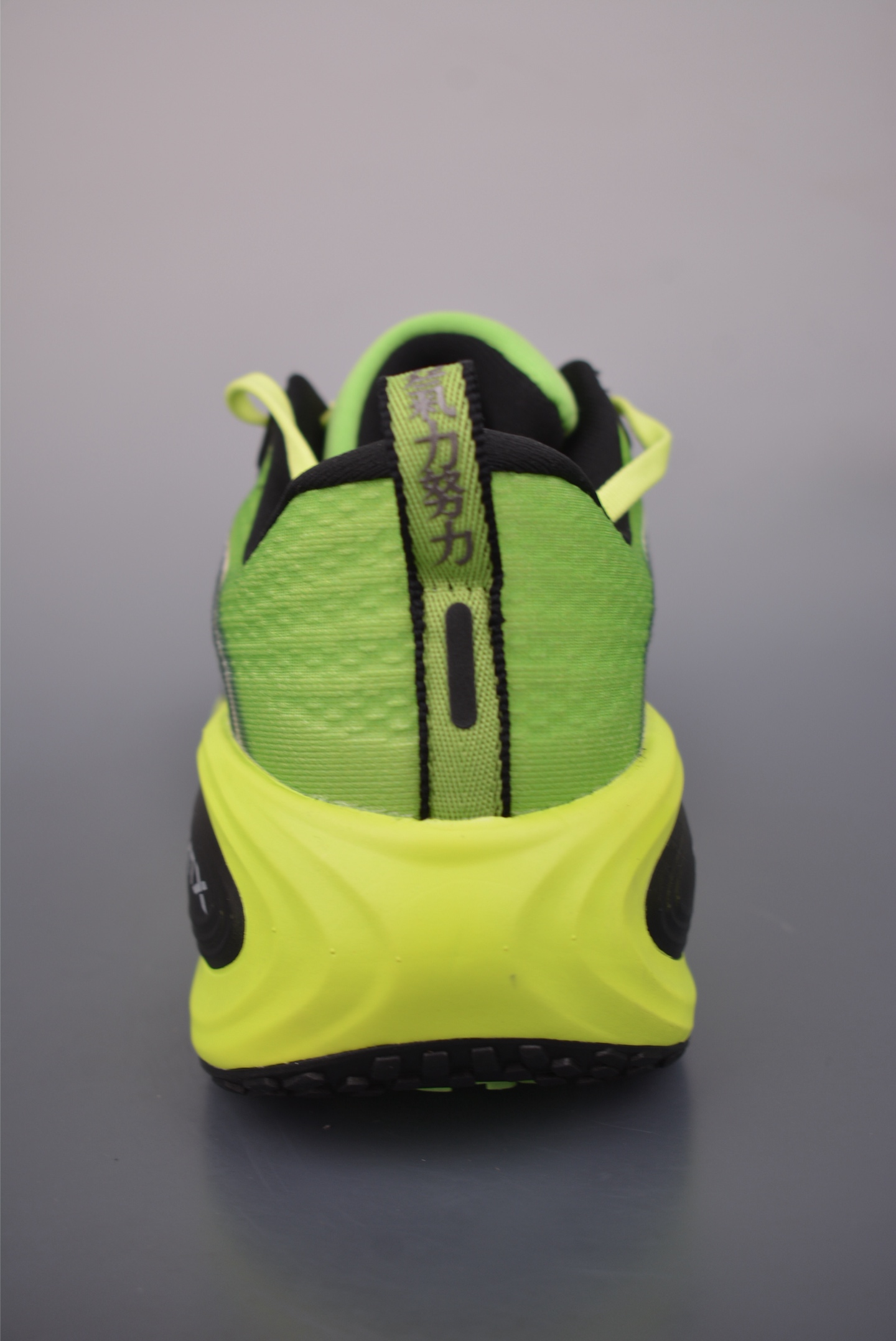 Nike Air Zoom Vomero PLUS 全新科技提前原鞋开发 运动跑鞋 IM8072-999