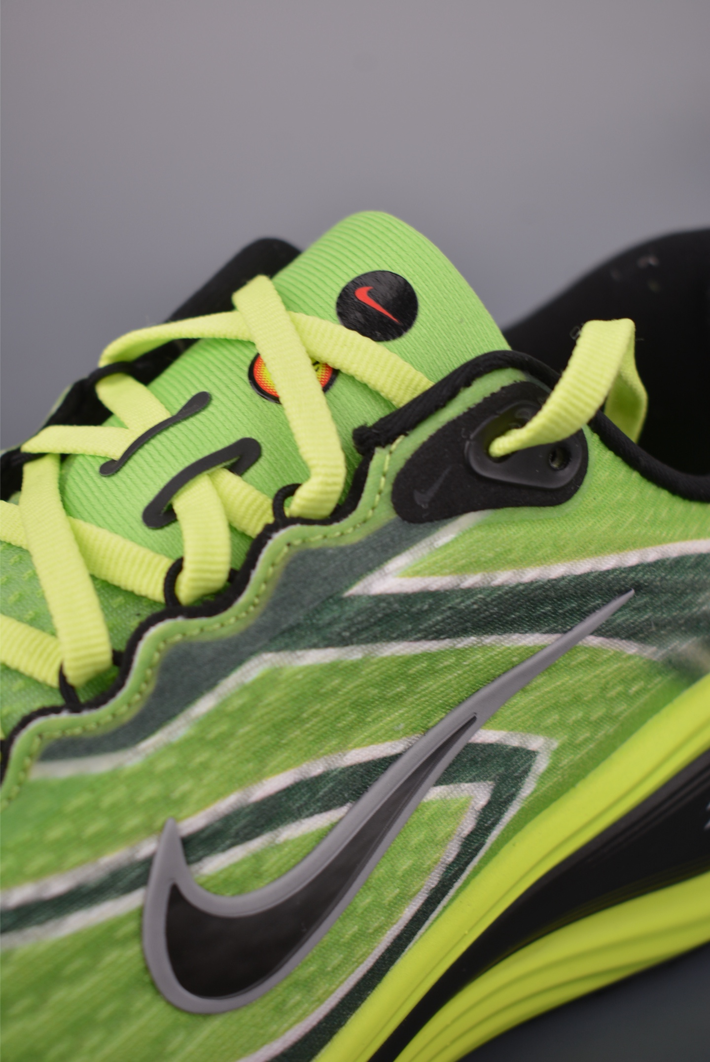 Nike Air Zoom Vomero PLUS 全新科技提前原鞋开发 运动跑鞋 IM8072-999