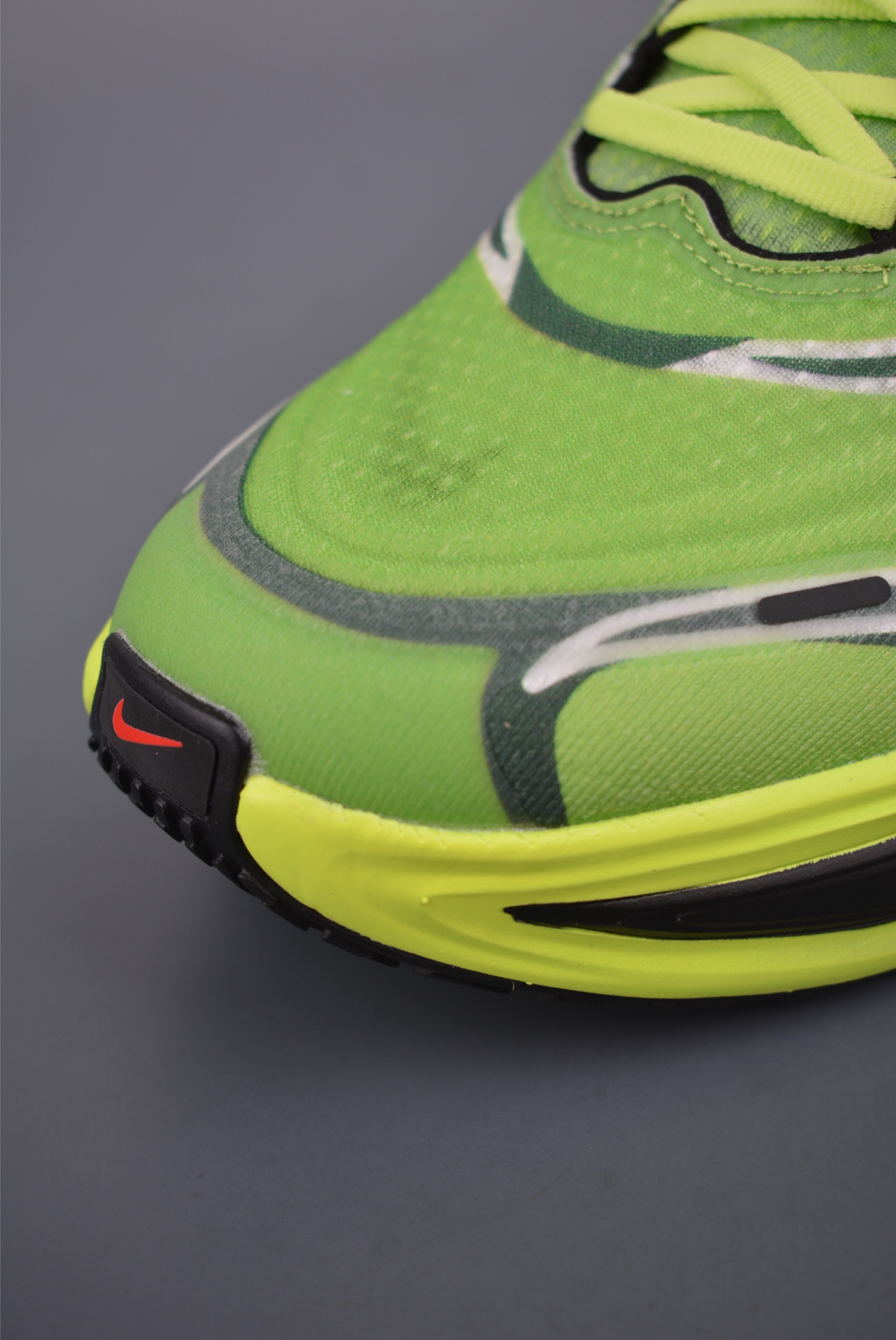 Nike Air Zoom Vomero PLUS 全新科技提前原鞋开发 运动跑鞋 IM8072-999