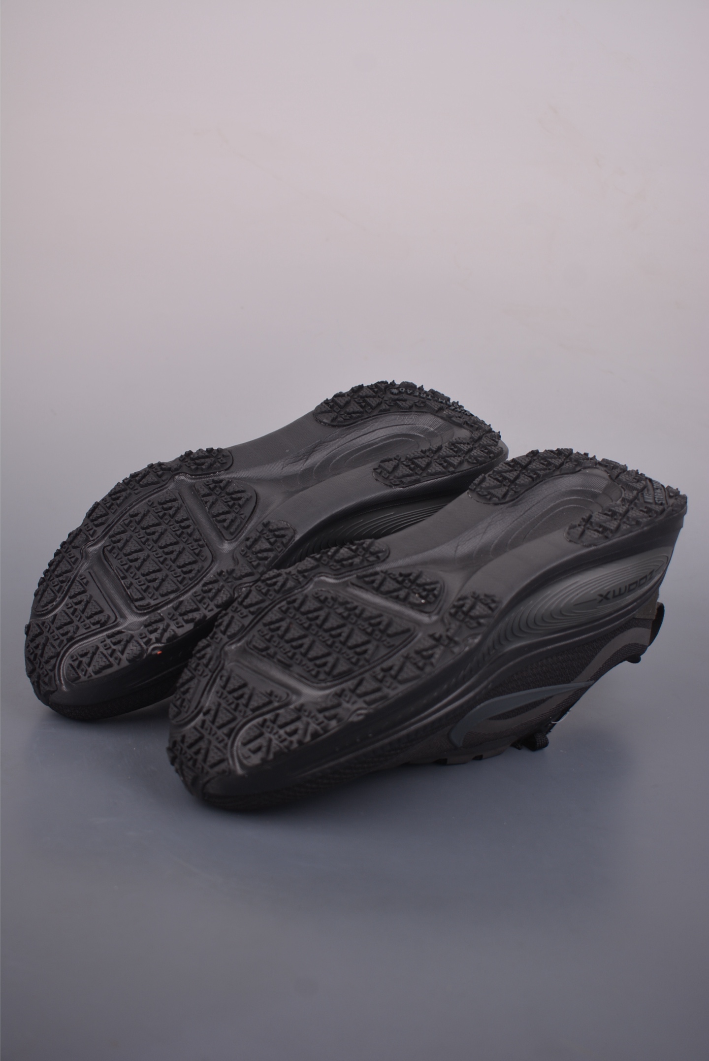 Nike Air Zoom Vomero 18 GTX 全新科技提前原鞋开发 HQ7002-081