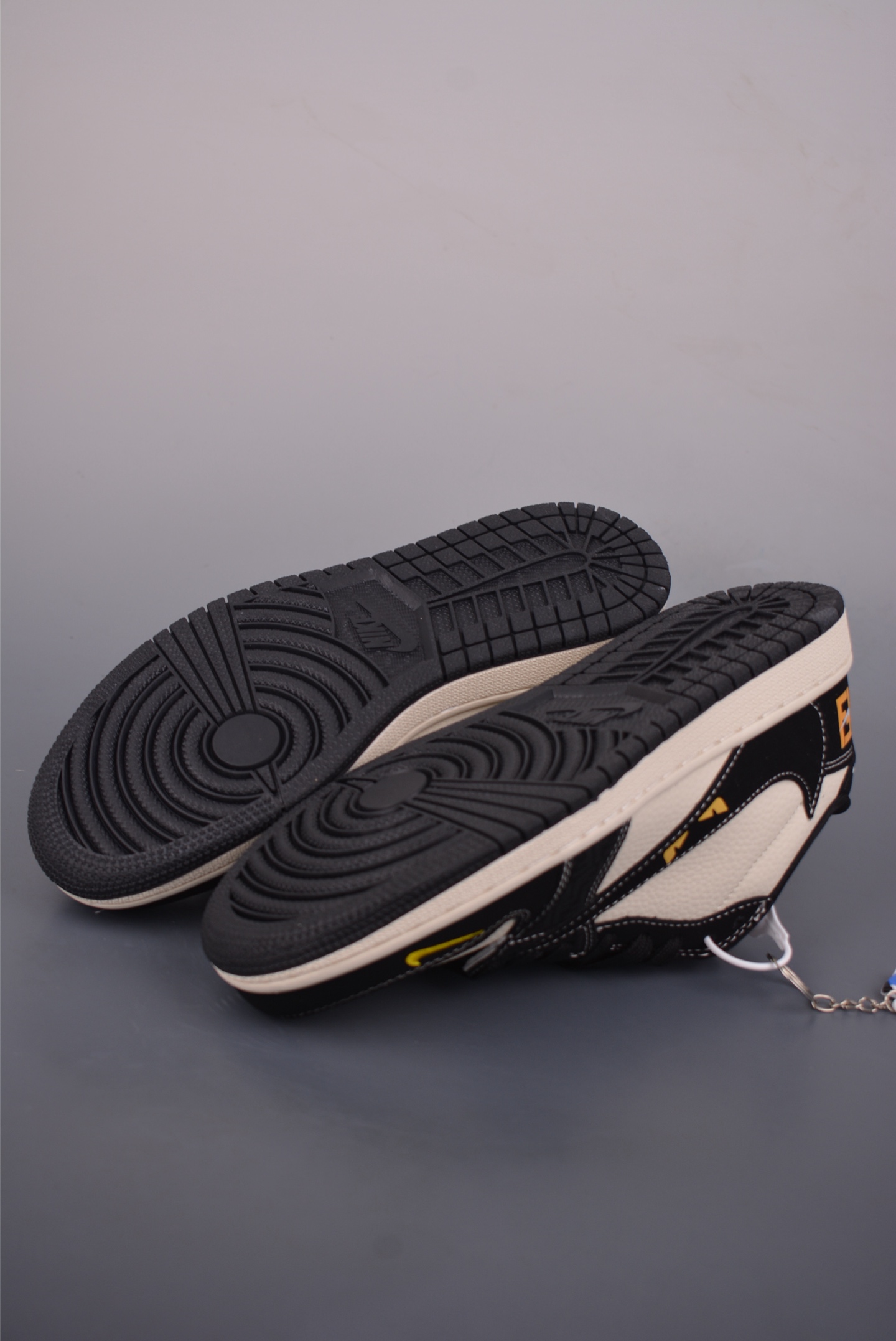 Fragment x Travis Scott x FENDI Air Jordan 1 Low 三方联名倒钩 全新的三方联名低帮倒钩鞋面 DD786-110 Fragment x Travis Scott x FENDI Air Jordan 1 Low 三方联名倒钩 全新的三方联名低帮倒钩鞋面 DD786-110