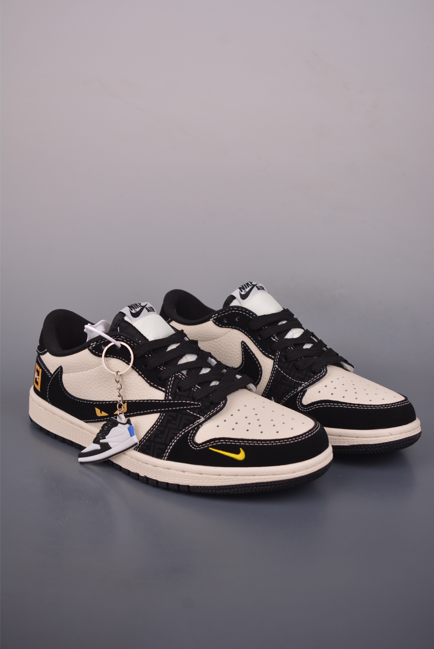 Fragment x Travis Scott x FENDI Air Jordan 1 Low 三方联名倒钩 全新的三方联名低帮倒钩鞋面 DD786-110 Fragment x Travis Scott x FENDI Air Jordan 1 Low 三方联名倒钩 全新的三方联名低帮倒钩鞋面 DD786-110