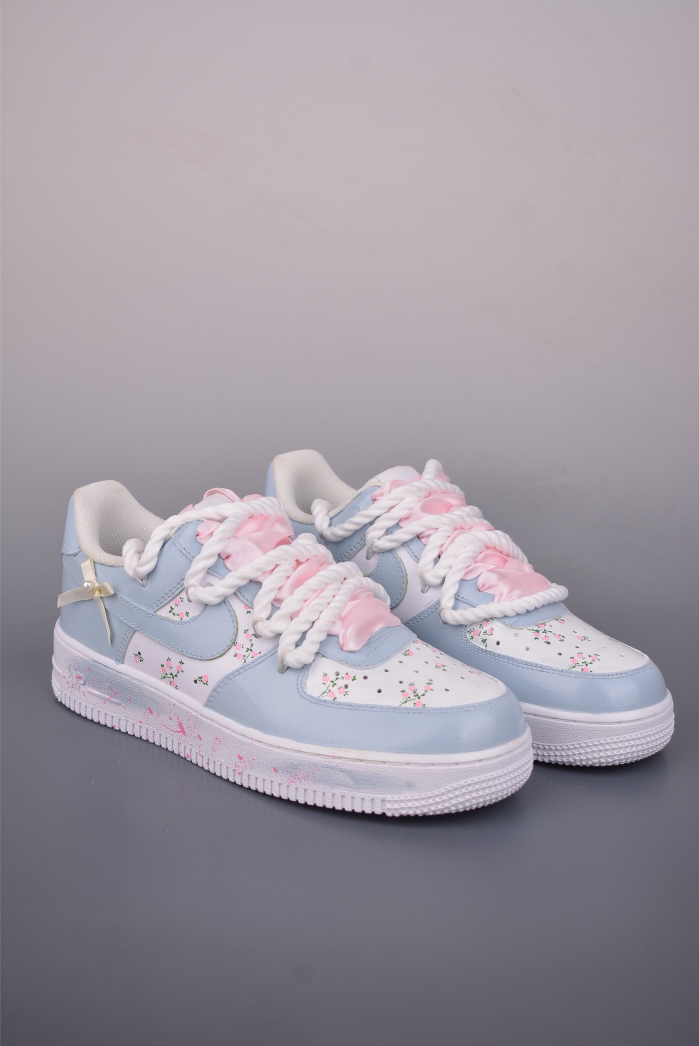 💰260
Nike Air Force 1 Low 浅樱雾语 解构绑带
原楦头原纸板 打造纯正空军版型
专注外贸渠道 全掌内置蜂窝气垫
原盒配件 原厂中底钢印、拉帮完美
官方货号: DH2920 121K
Size: 36 36.5 37.5 38 38.5 39 40 40.5 41 42 42.5 43 44 45