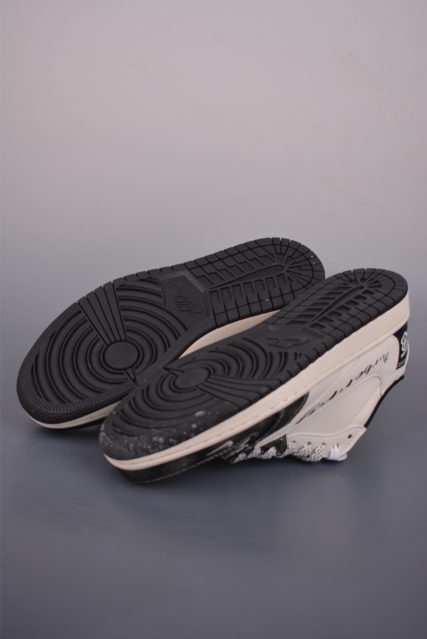Fragment x Travis Scott x 巴黎世家 Air Jordan 1 Low 三方联名倒钩 HS1239-004