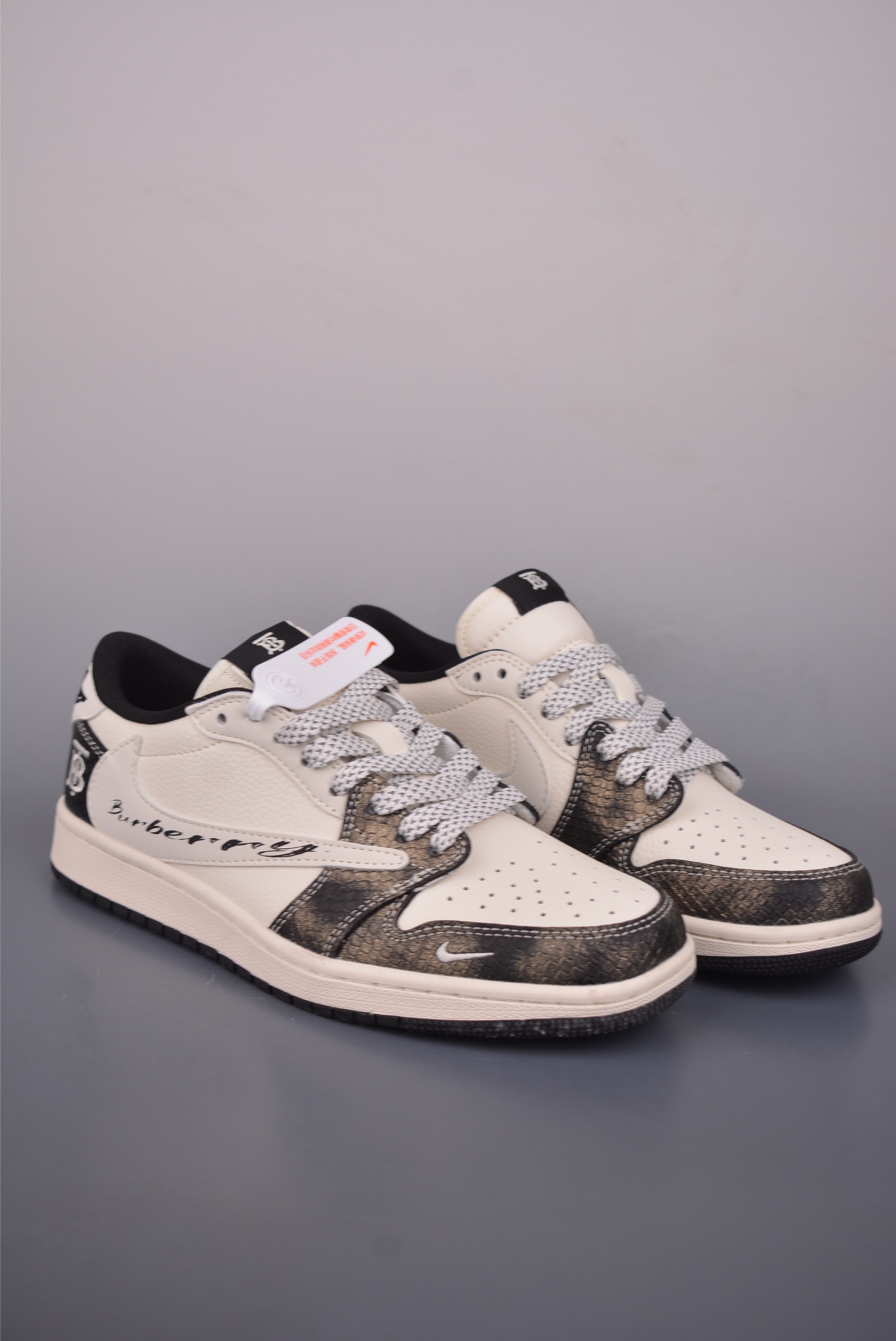 Fragment x Travis Scott x 巴黎世家 Air Jordan 1 Low 三方联名倒钩 全新的三方联名低帮倒钩鞋面延续了黑脚趾设计,整双鞋以全荔枝皮打造,腰身搭配白色「倒勾」,再点缀上Travis Scott 标志性的Logo,后跟处以藤原浩最拿手的蓝色为主色调,完善极具Fragment Design的白蓝黑设计风格,左右脚分别以Travis Scott鬼脸和乔丹飞翼加以修饰,彰显出三方联名的奢华格调. 官方货号:HS1239 0041124