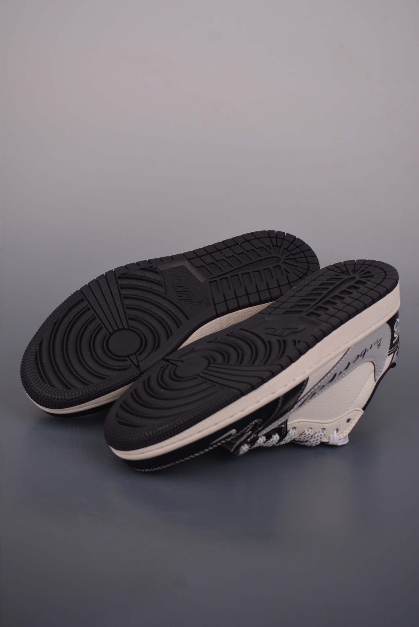 Fragment x Travis Scott x 巴黎世家 Air Jordan 1 Low 三方联名倒钩 HS1239-003