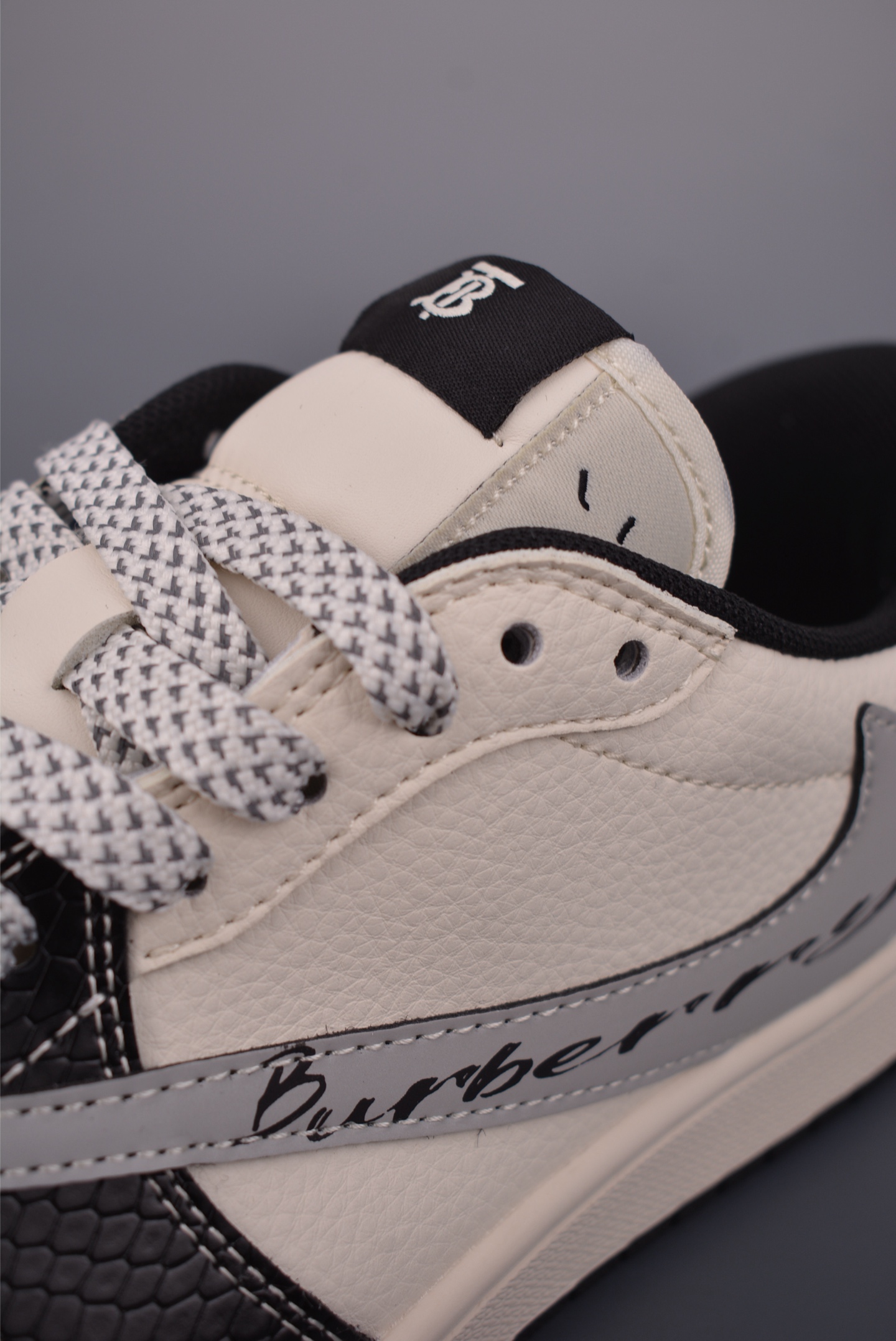 Fragment x Travis Scott x 巴黎世家 Air Jordan 1 Low 三方联名倒钩 HS1239-003