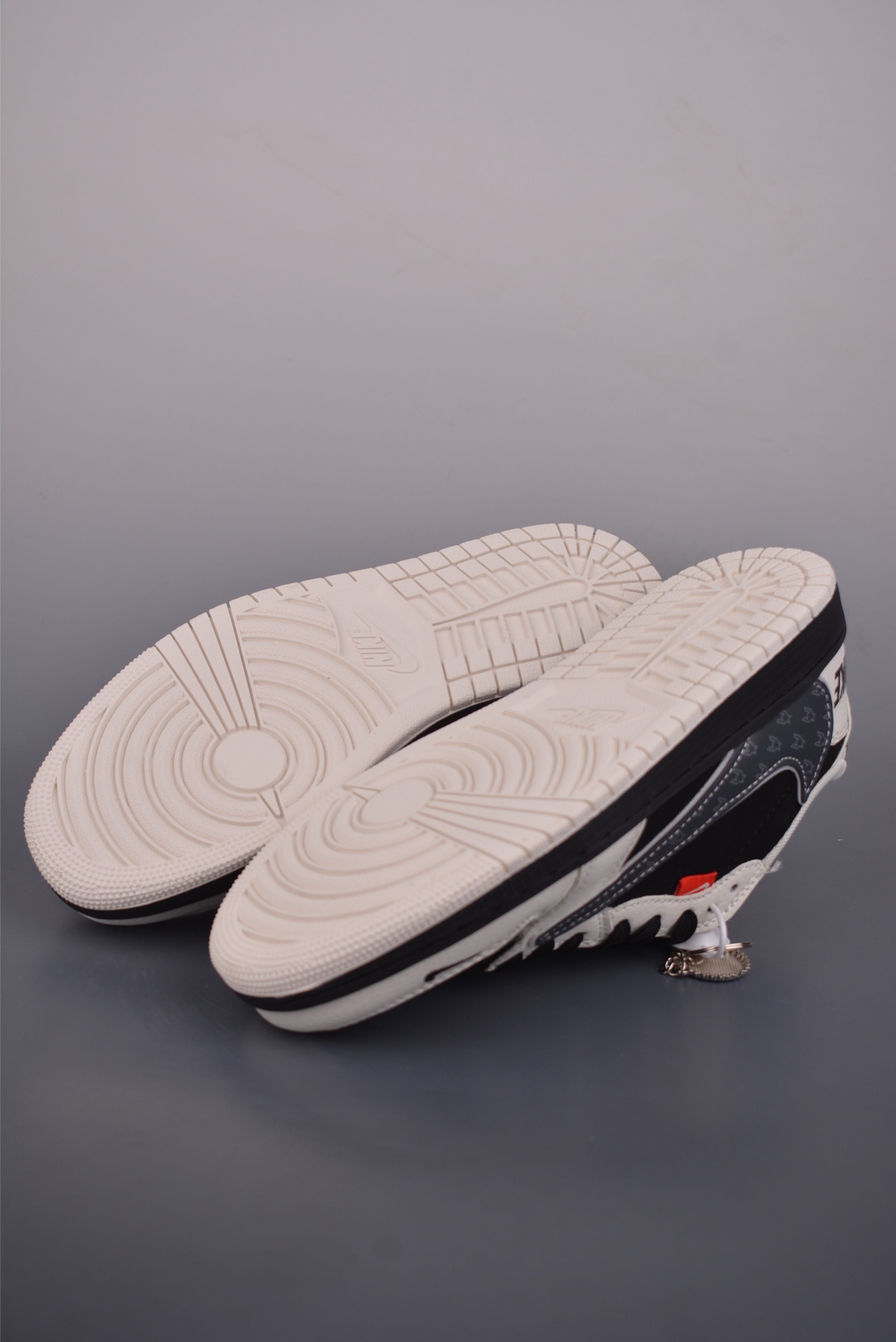 Fragment x Travis Scott x Just Air Jordan 1 Low 三方联名倒钩 JW1188-173 Fragment x Travis Scott x Just Air Jordan 1 Low 三方联名倒钩 JW1188-173