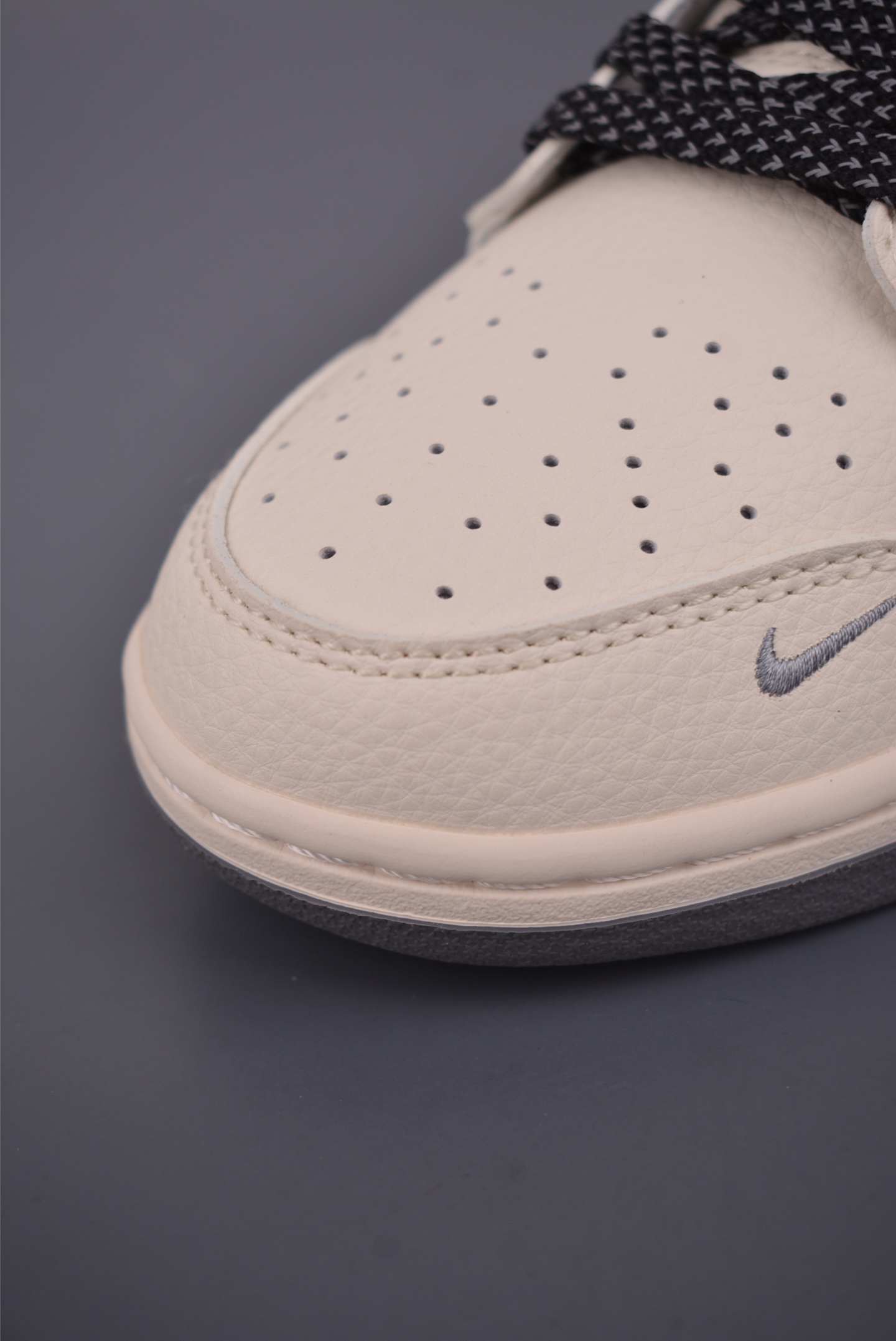 Nike SB Dunk Low Supreme联名 JP1628-011 Nike SB Dunk Low Supreme联名 JP1628-011