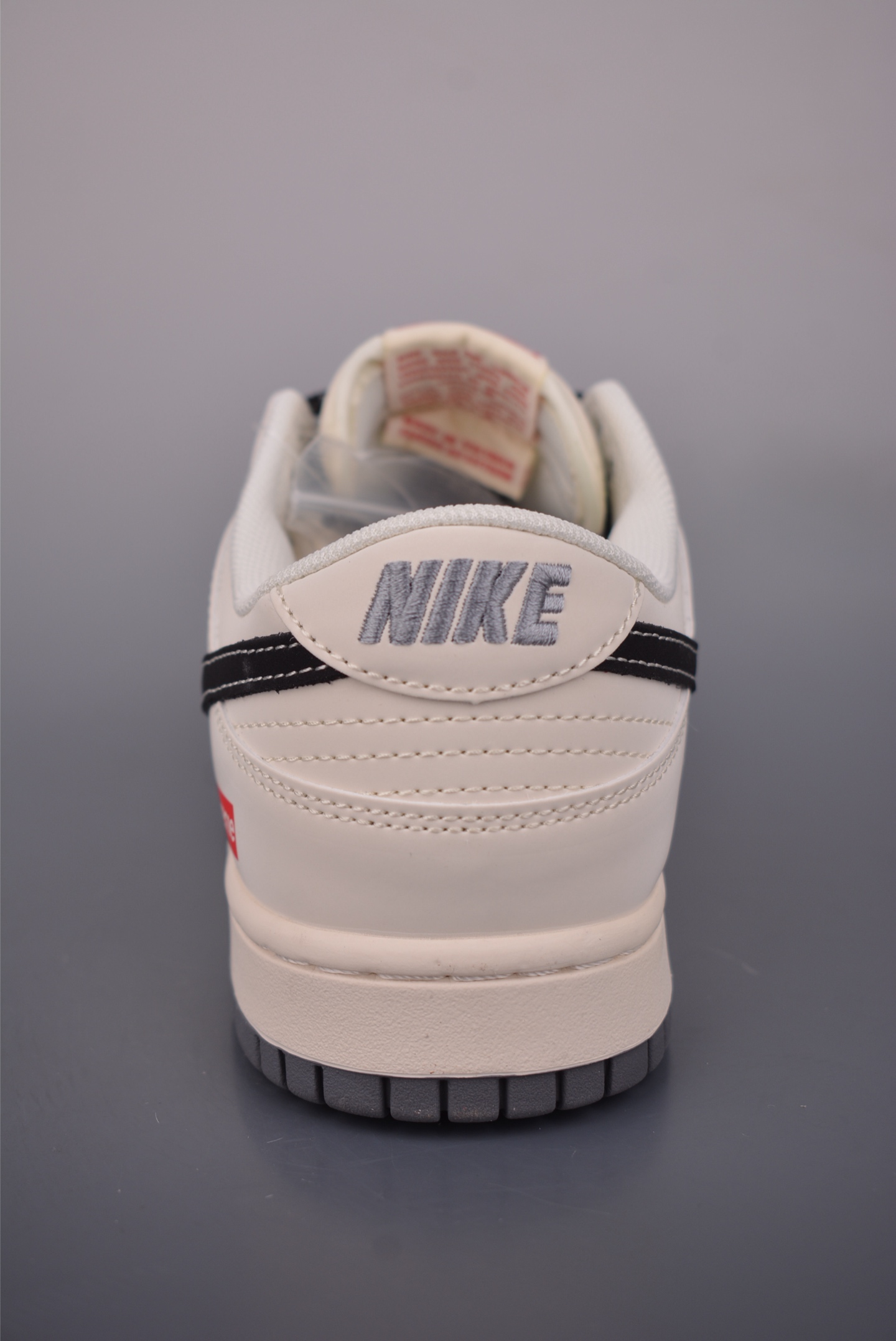 Nike SB Dunk Low Supreme联名 JP1628-011 Nike SB Dunk Low Supreme联名 JP1628-011