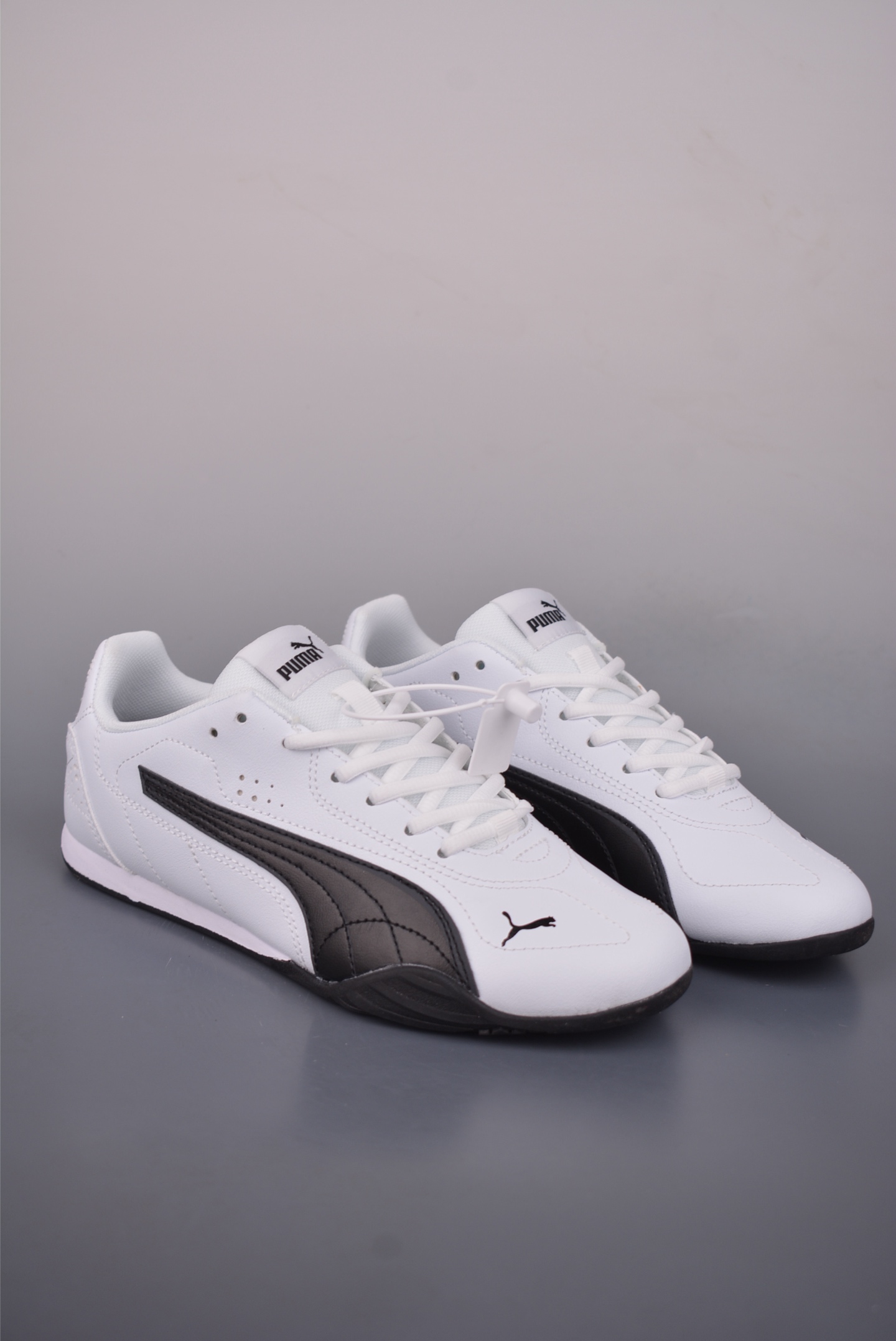 PUMA彪马 Catch 休闲经典百搭 低帮休闲宝藏训练鞋 实拍首发 上脚后整体轻盈 薄底也舒适好走 将赛道精神融入街头时尚 开启前卫竞速之旅 主打前卫复古风 Roma鞋款的鞋侧以复古的流线造型 缀以宝马经典Logo 巧妙吸睛 而Speedcat鞋款以亮眼三色条纹元素缀以舒适鞋面 赋予了独特的个性美学 演绎赛车的无尽能量 官方货号: 403955 2332