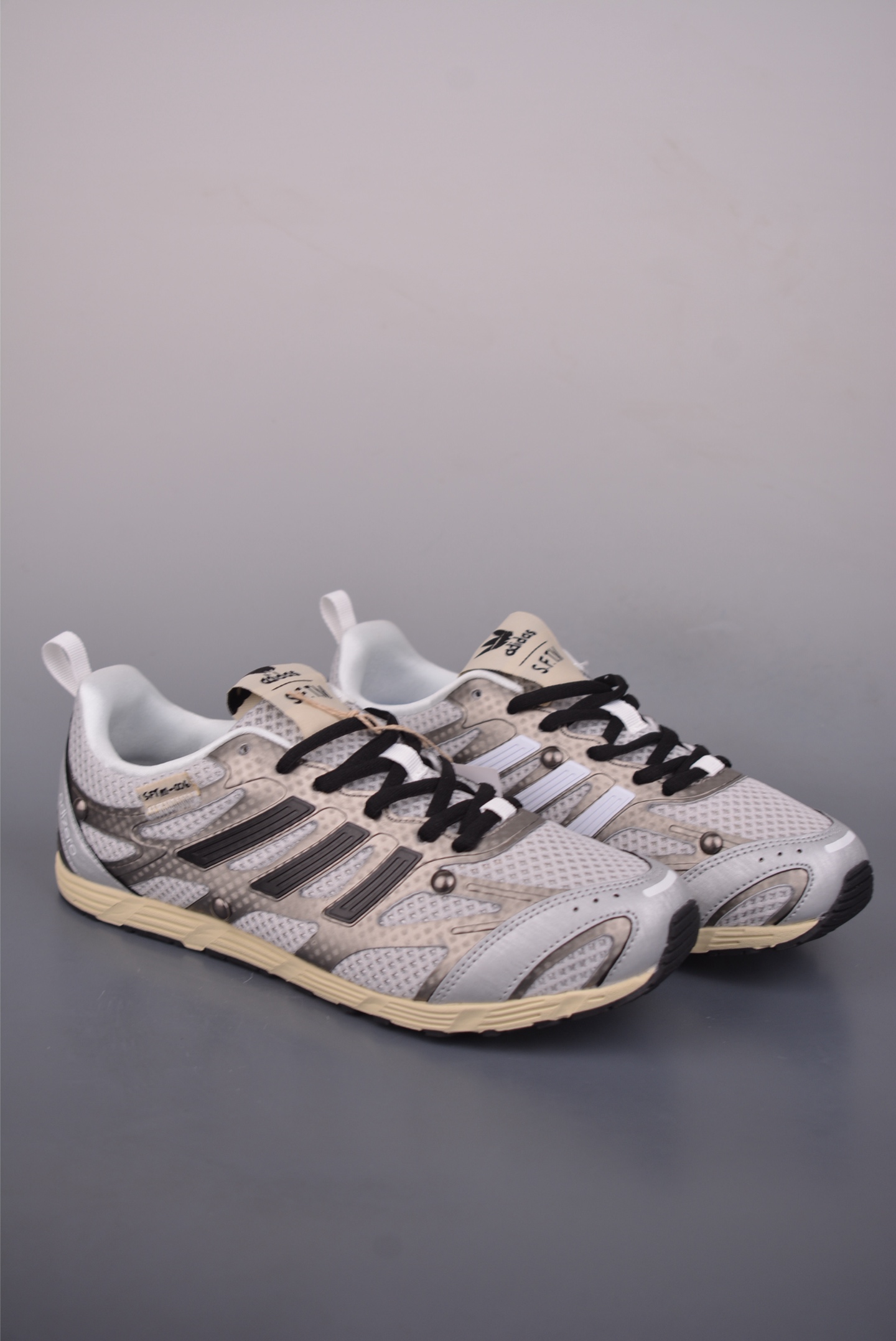 SONG FOR THE MUTE x adidas originals Adizero PR SFTM-006 舒适百搭透气跑步鞋 将竞速跑鞋与时装美学相融合 从网布与磨砂皮革的非对称拼接 到金属铆钉、做旧缝线的细节处理 都为专业跑鞋增添精致质感 三款配色分别为氧化白、黑色、运动红 中底以复古做旧发黄处理营造自然质感 相比常规竞速跑鞋的激进外型 复古暖色调更适合日常搭配 官方货号: HP35221229