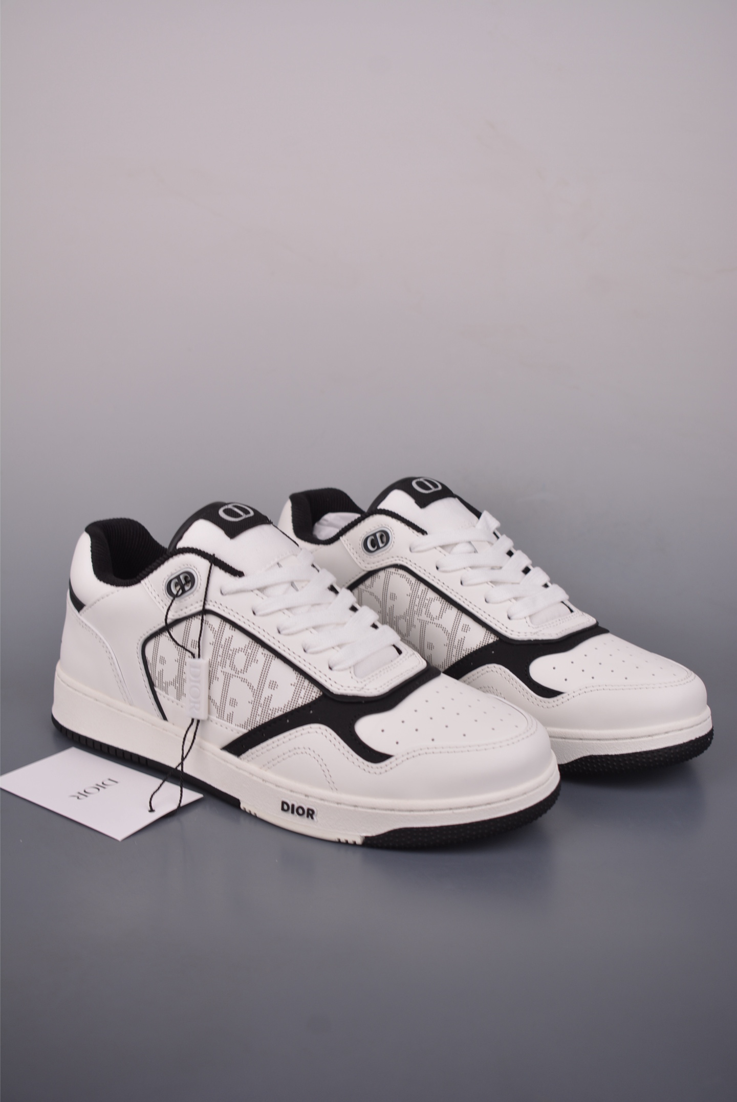 💰380 
迪奥 B27休闲运动鞋 
延续 Dior的经典款式B27 系列新品 
采用光滑牛皮革精心制作 
“CD Icon”造型的鞋带孔眼巧妙精致
双色TPU鞋底 后侧鞋口和鞋跟处均带有品牌标志性细节 提升格调
与整体设计相得益彰 时尚百搭 造型增光添彩
塑造独具动感活力与摩登气息的精致设计
这款全新必备鞋履为迪奥的典藏传承再赋新彩 
尽显现代优雅格调
官方货号: 3SN303ZWNYQL1111
尺码：39 40 41 42 43 44 45