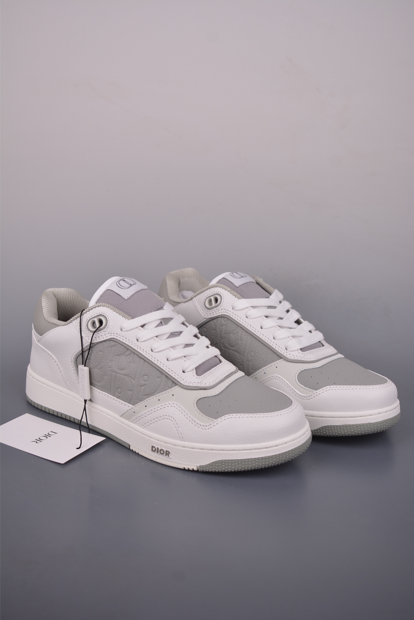 💰380 
迪奥 B27休闲运动鞋 
延续 Dior的经典款式B27 系列新品 
采用光滑牛皮革精心制作 
“CD Icon”造型的鞋带孔眼巧妙精致
双色TPU鞋底 后侧鞋口和鞋跟处均带有品牌标志性细节 提升格调
与整体设计相得益彰 时尚百搭 造型增光添彩
塑造独具动感活力与摩登气息的精致设计
这款全新必备鞋履为迪奥的典藏传承再赋新彩 
尽显现代优雅格调
官方货号: 3SN303ZWNYQL1111
尺码：39 40 41 42 43 44 45