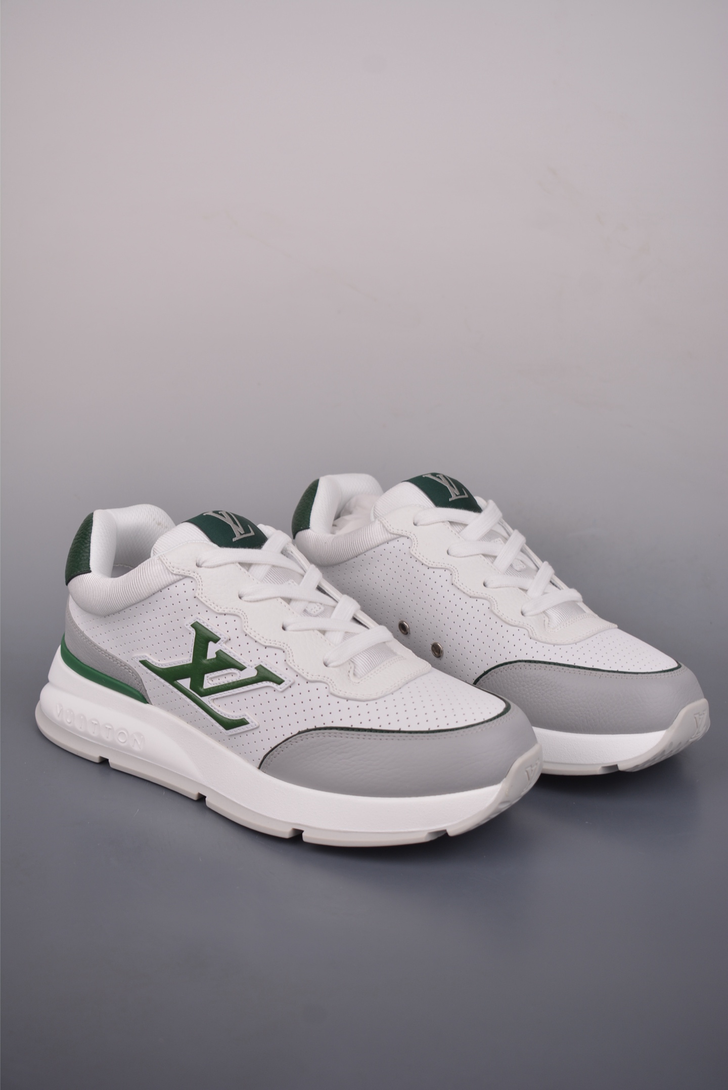 LOUIS VUITTON 路易威登 LV Trainer Nigo联名 FW25 牛皮革 广奢高端货 ✦ 原楦原纸版开模,鞋型立体饱满 ✦ 零毛边、零溢胶、零线头瑕疵 ✦ 细节与原版一致 区分市面通货 ✦ 多层叠片+电脑针车,针距密度一致 ✦ Monogram浮雕+3D高频压纹 ✦ 多密度发泡中底:支撑回弹媲美专柜 ✦ 原装橡胶大底:含胶量高、纹路深、双拼接零偏差 ✦ ZP级原装包装:专柜款鞋盒+防尘袋+说明书 官方货号:1AJ1281622