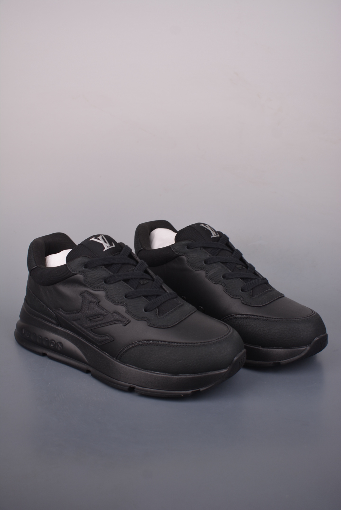 LOUIS VUITTON 路易威登 LV Trainer Nigo联名 FW25 牛皮革 广奢高端货 ✦ 原楦原纸版开模,鞋型立体饱满 ✦ 零毛边、零溢胶、零线头瑕疵 ✦ 细节与原版一致 区分市面通货 ✦ 多层叠片+电脑针车,针距密度一致 ✦ Monogram浮雕+3D高频压纹 ✦ 多密度发泡中底:支撑回弹媲美专柜 ✦ 原装橡胶大底:含胶量高、纹路深、双拼接零偏差 ✦ ZP级原装包装:专柜款鞋盒+防尘袋+说明书 官方货号:1AJ1281622