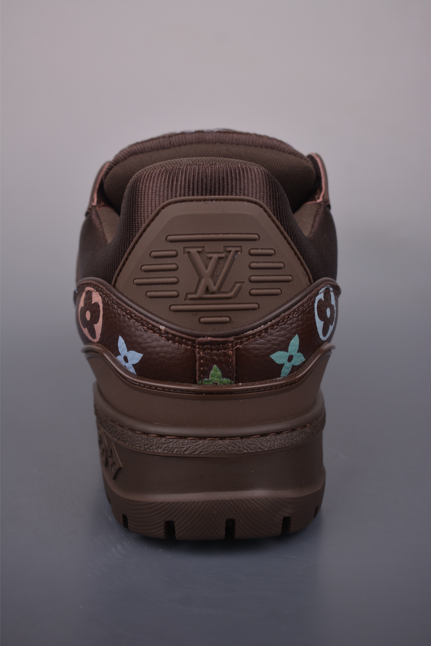 Louis Vuitton Trainer Maxi 胖丁低帮休闲板鞋 广奢高端货 全新私人订单出货 海淘代购同渠道 · 外贸高端零售专供 原版开发 完美楦型 还原度高 鞋面独家订制细柔小牛皮 厚实织物鞋带 质感拉满 私模 TPU 组合厚底 三色拼接设计 上脚自然增高 4–5cm 显腿长不笨重 正确折叠式内包鞋盒 细节干净 对版度高 拒绝市场吹嘘款 品质一眼可辨 1622 尺码35 36 37 38 39 40 41 42 43 44 45