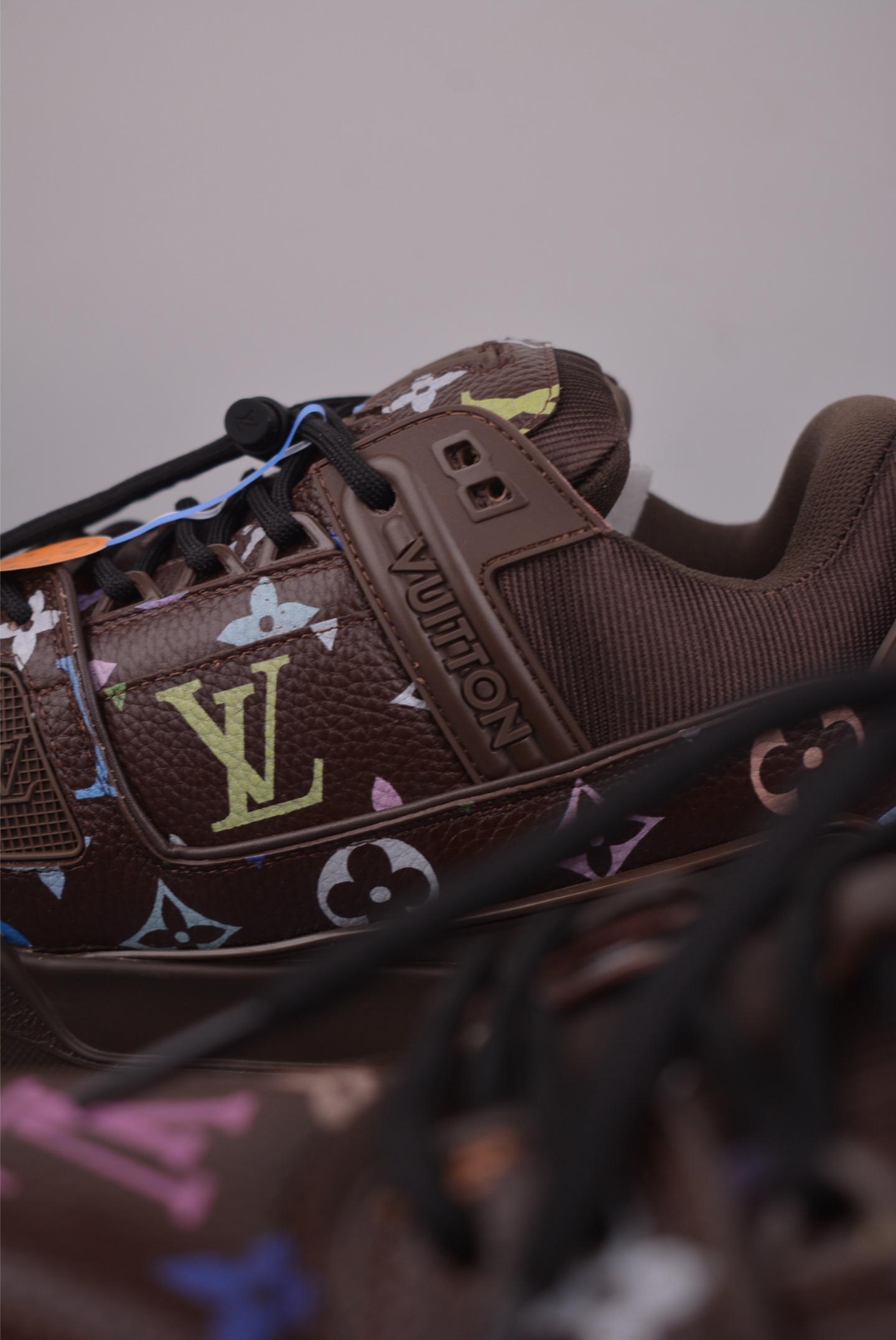 Louis Vuitton Trainer Maxi 胖丁低帮休闲板鞋 广奢高端货 全新私人订单出货 海淘代购同渠道 · 外贸高端零售专供 原版开发 完美楦型 还原度高 鞋面独家订制细柔小牛皮 厚实织物鞋带 质感拉满 私模 TPU 组合厚底 三色拼接设计 上脚自然增高 4–5cm 显腿长不笨重 正确折叠式内包鞋盒 细节干净 对版度高 拒绝市场吹嘘款 品质一眼可辨 1622 尺码35 36 37 38 39 40 41 42 43 44 45