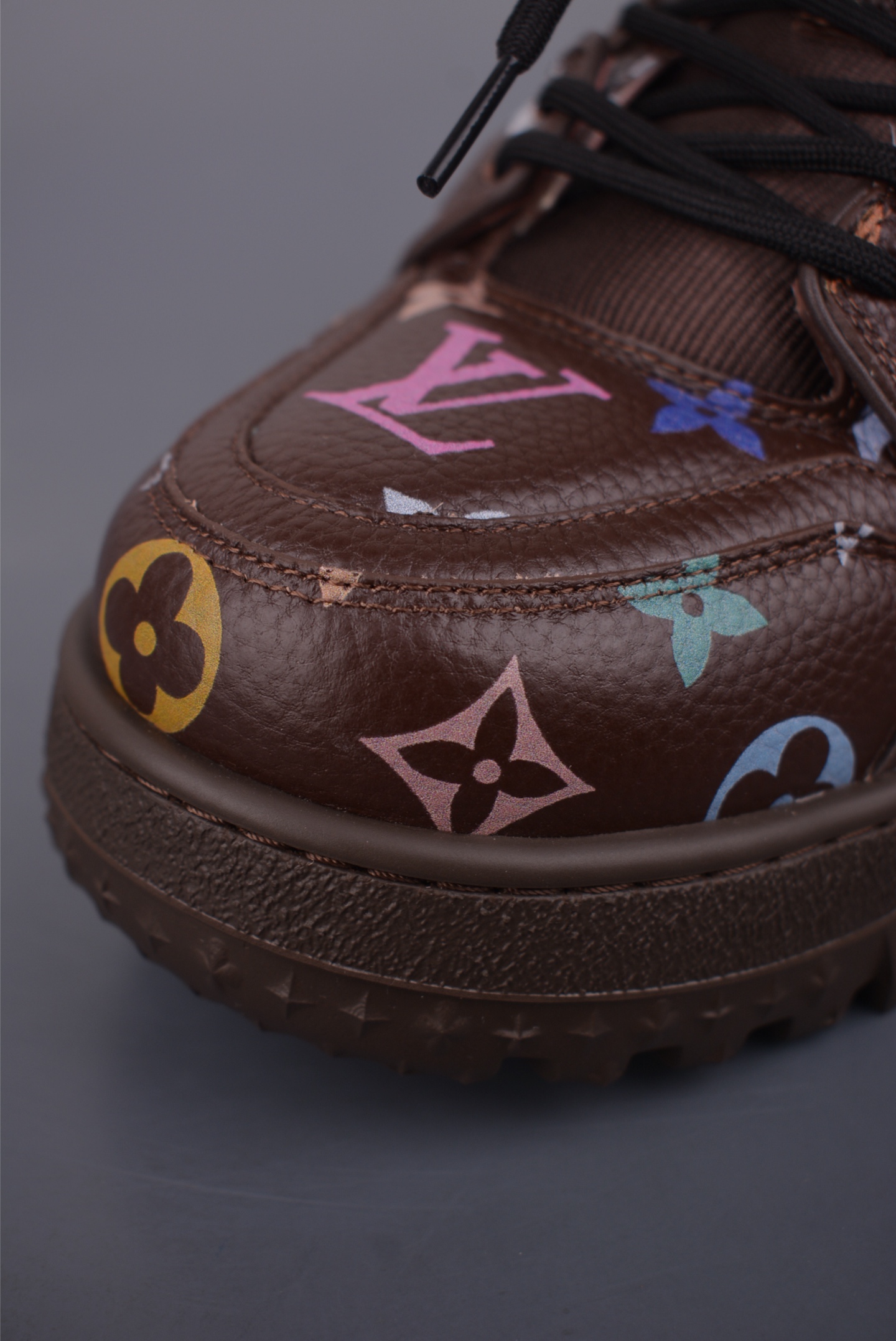 Louis Vuitton Trainer Maxi 胖丁低帮休闲板鞋 广奢高端货 全新私人订单出货 海淘代购同渠道 · 外贸高端零售专供 原版开发 完美楦型 还原度高 鞋面独家订制细柔小牛皮 厚实织物鞋带 质感拉满 私模 TPU 组合厚底 三色拼接设计 上脚自然增高 4–5cm 显腿长不笨重 正确折叠式内包鞋盒 细节干净 对版度高 拒绝市场吹嘘款 品质一眼可辨 1622 尺码35 36 37 38 39 40 41 42 43 44 45
