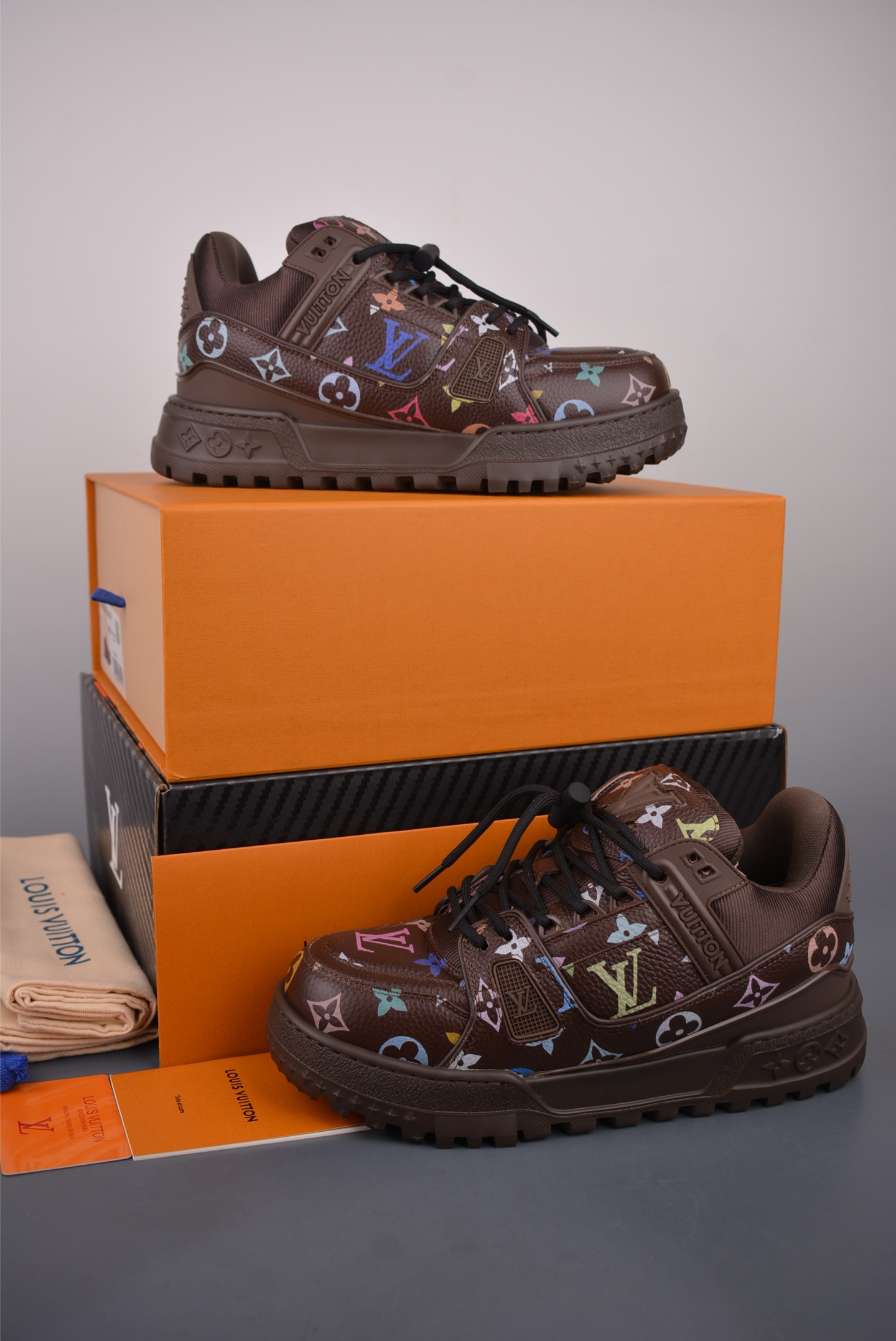 Louis Vuitton Trainer Maxi 胖丁低帮休闲板鞋 广奢高端货 全新私人订单出货 海淘代购同渠道 · 外贸高端零售专供 原版开发 完美楦型 还原度高 鞋面独家订制细柔小牛皮 厚实织物鞋带 质感拉满 私模 TPU 组合厚底 三色拼接设计 上脚自然增高 4–5cm 显腿长不笨重 正确折叠式内包鞋盒 细节干净 对版度高 拒绝市场吹嘘款 品质一眼可辨 1622 尺码35 36 37 38 39 40 41 42 43 44 45