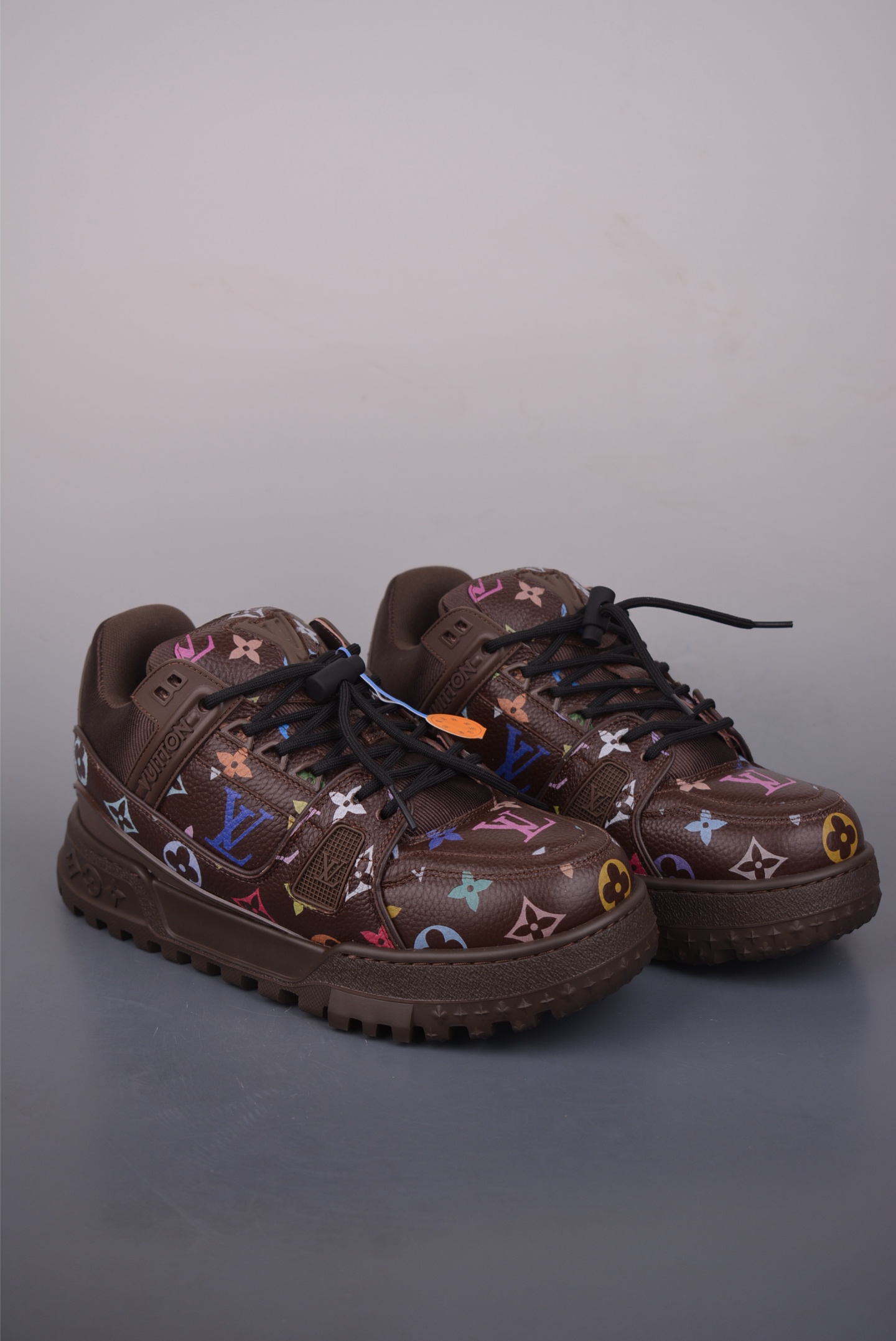 Louis Vuitton Trainer Maxi 胖丁低帮休闲板鞋 广奢高端货 ✦ 全新私人订单出货 ✦ 海淘代购同渠道 · 外贸高端零售专供 ✦ 原版开发,完美楦型,还原度高 ✦ 鞋面独家订制细柔小牛皮 ✦ 厚实织物鞋带,质感拉满 ✦ 私模 TPU 组合厚底,三色拼接设计 ✦ 上脚自然增高 4–5cm,显腿长不笨重 ✦ 正确折叠式内包鞋盒 ✦ 细节干净,对版度高 ✦ 拒绝市场吹嘘款,品质一眼可辨 官方货号: 1622
