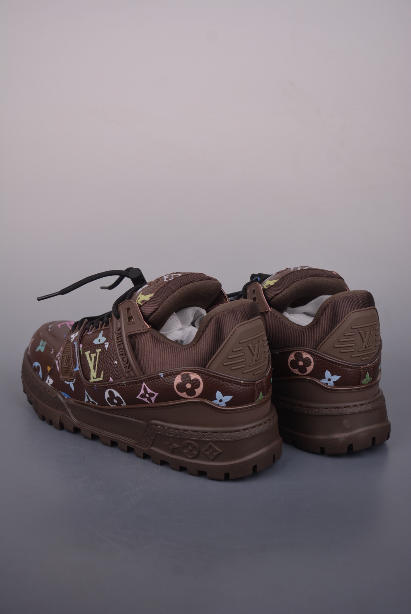 Louis Vuitton Trainer Maxi 胖丁低帮休闲板鞋 广奢高端货 全新私人订单出货 海淘代购同渠道 · 外贸高端零售专供 原版开发 完美楦型 还原度高 鞋面独家订制细柔小牛皮 厚实织物鞋带 质感拉满 私模 TPU 组合厚底 三色拼接设计 上脚自然增高 4–5cm 显腿长不笨重 正确折叠式内包鞋盒 细节干净 对版度高 拒绝市场吹嘘款 品质一眼可辨 1622 尺码35 36 37 38 39 40 41 42 43 44 45