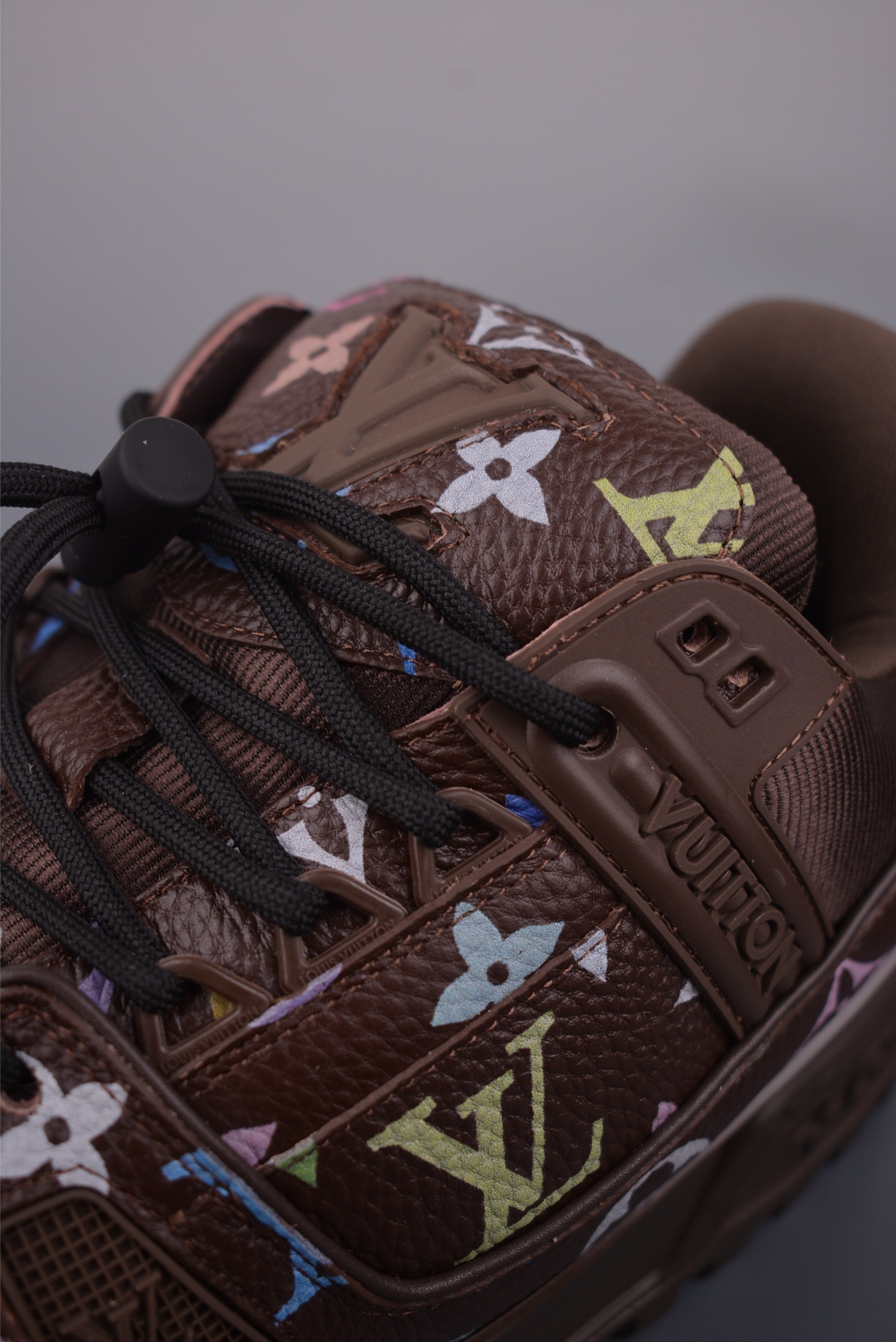 Louis Vuitton Trainer Maxi 胖丁低帮休闲板鞋 广奢高端货 全新私人订单出货 海淘代购同渠道 · 外贸高端零售专供 原版开发 完美楦型 还原度高 鞋面独家订制细柔小牛皮 厚实织物鞋带 质感拉满 私模 TPU 组合厚底 三色拼接设计 上脚自然增高 4–5cm 显腿长不笨重 正确折叠式内包鞋盒 细节干净 对版度高 拒绝市场吹嘘款 品质一眼可辨 1622 尺码35 36 37 38 39 40 41 42 43 44 45
