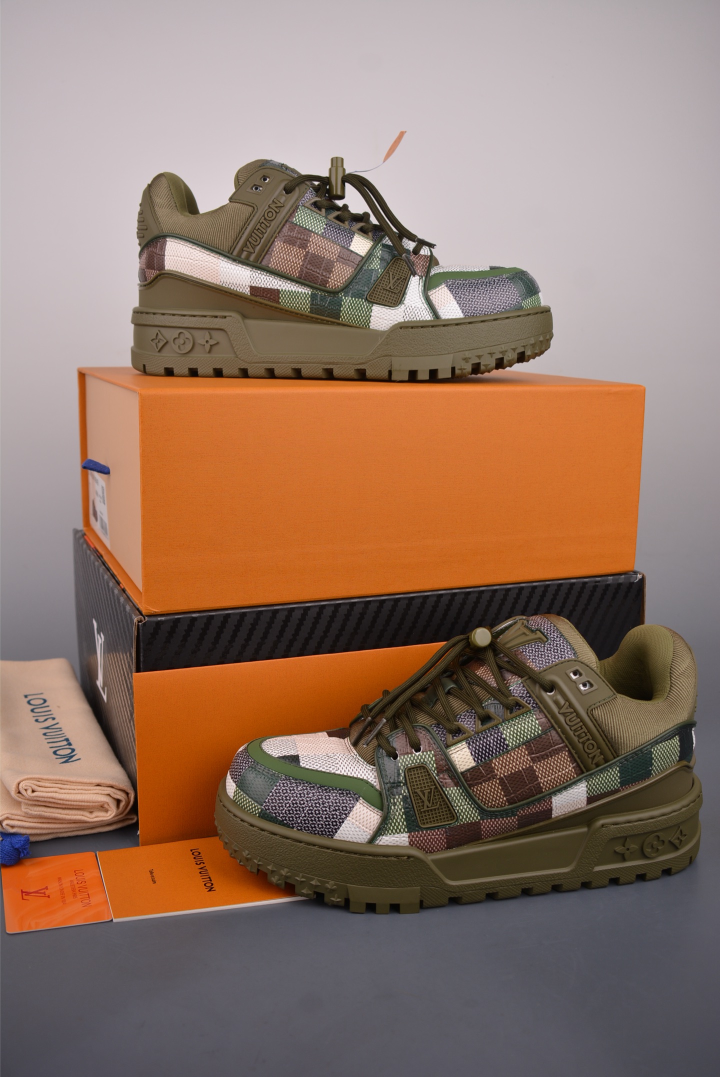 Louis Vuitton Trainer Maxi 胖丁低帮休闲板鞋 广奢高端货 ✦ 全新私人订单出货 ✦ 海淘代购同渠道 · 外贸高端零售专供 ✦ 原版开发,完美楦型,还原度高 ✦ 鞋面独家订制细柔小牛皮 ✦ 厚实织物鞋带,质感拉满 ✦ 私模 TPU 组合厚底,三色拼接设计 ✦ 上脚自然增高 4–5cm,显腿长不笨重 ✦ 正确折叠式内包鞋盒 ✦ 细节干净,对版度高 ✦ 拒绝市场吹嘘款,品质一眼可辨 官方货号: 1622
