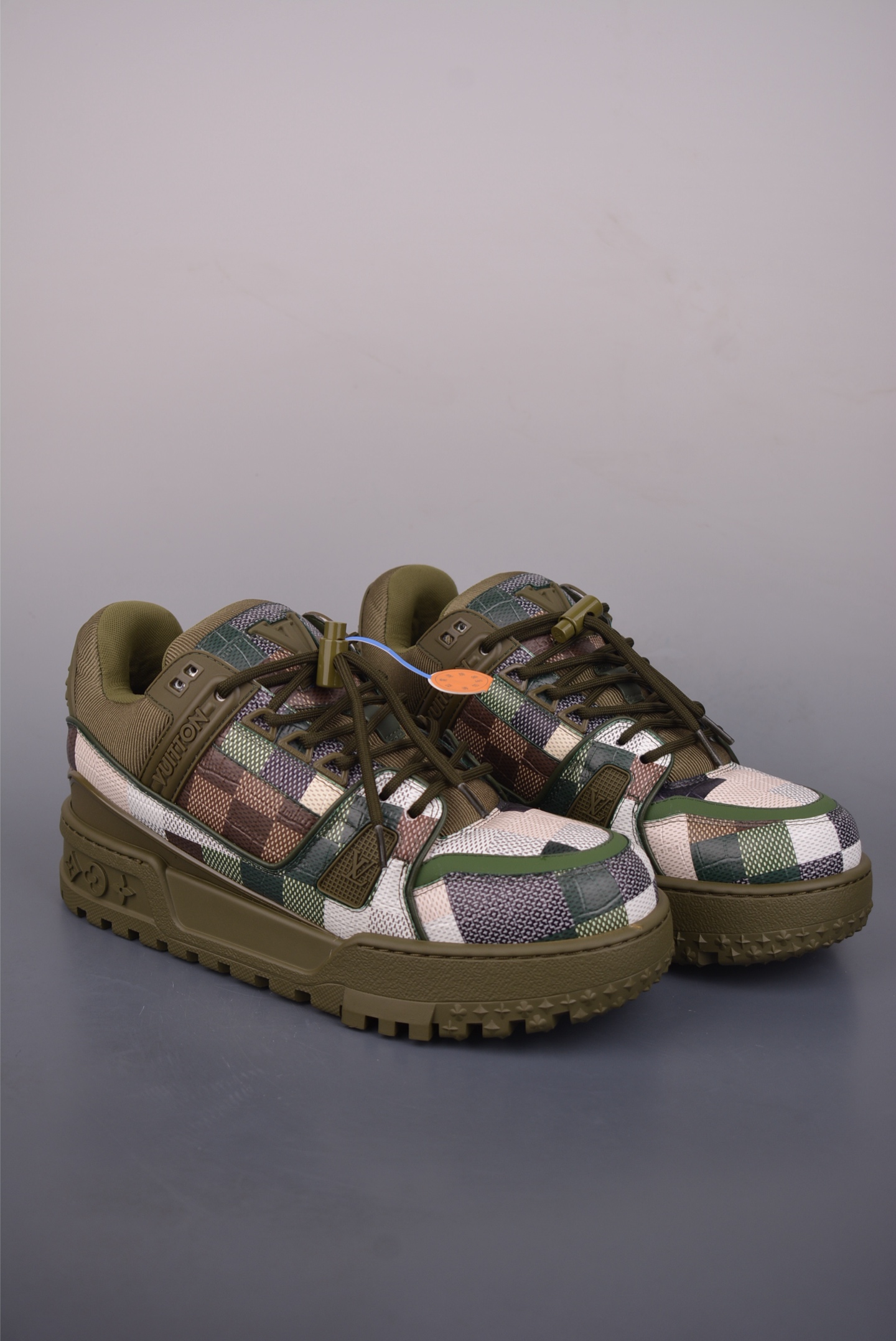 Louis Vuitton Trainer Maxi 胖丁低帮休闲板鞋 广奢高端货 ✦ 全新私人订单出货 ✦ 海淘代购同渠道 · 外贸高端零售专供 ✦ 原版开发,完美楦型,还原度高 ✦ 鞋面独家订制细柔小牛皮 ✦ 厚实织物鞋带,质感拉满 ✦ 私模 TPU 组合厚底,三色拼接设计 ✦ 上脚自然增高 4–5cm,显腿长不笨重 ✦ 正确折叠式内包鞋盒 ✦ 细节干净,对版度高 ✦ 拒绝市场吹嘘款,品质一眼可辨 官方货号: 1622