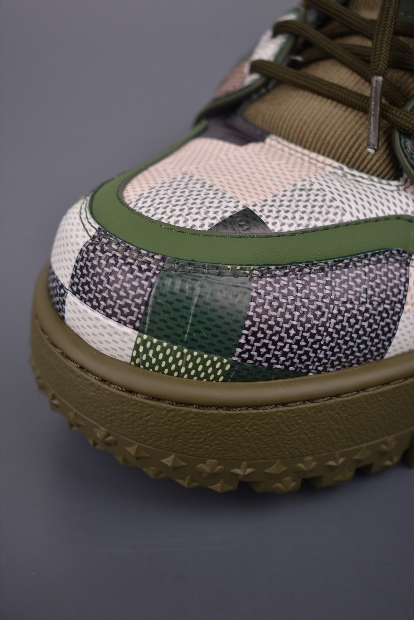 Louis Vuitton Trainer Maxi 胖丁低帮休闲板鞋 广奢高端货 ✦ 全新私人订单出货 ✦ 海淘代购同渠道 · 外贸高端零售专供 ✦ 原版开发,完美楦型,还原度高 ✦ 鞋面独家订制细柔小牛皮 ✦ 厚实织物鞋带,质感拉满 ✦ 私模 TPU 组合厚底,三色拼接设计 ✦ 上脚自然增高 4–5cm,显腿长不笨重 ✦ 正确折叠式内包鞋盒 ✦ 细节干净,对版度高 ✦ 拒绝市场吹嘘款,品质一眼可辨 官方货号: 1622