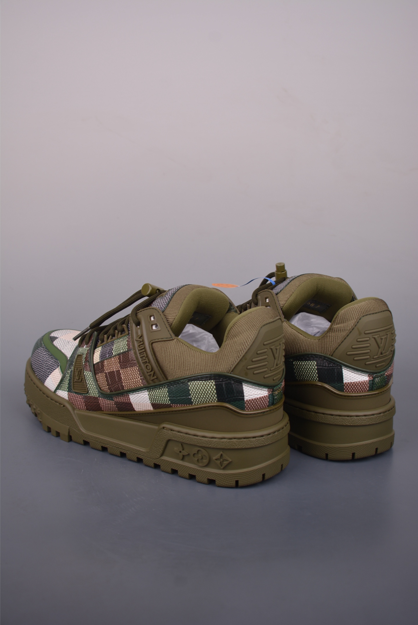 Louis Vuitton Trainer Maxi 胖丁低帮休闲板鞋 广奢高端货 ✦ 全新私人订单出货 ✦ 海淘代购同渠道 · 外贸高端零售专供 ✦ 原版开发,完美楦型,还原度高 ✦ 鞋面独家订制细柔小牛皮 ✦ 厚实织物鞋带,质感拉满 ✦ 私模 TPU 组合厚底,三色拼接设计 ✦ 上脚自然增高 4–5cm,显腿长不笨重 ✦ 正确折叠式内包鞋盒 ✦ 细节干净,对版度高 ✦ 拒绝市场吹嘘款,品质一眼可辨 官方货号: 1622