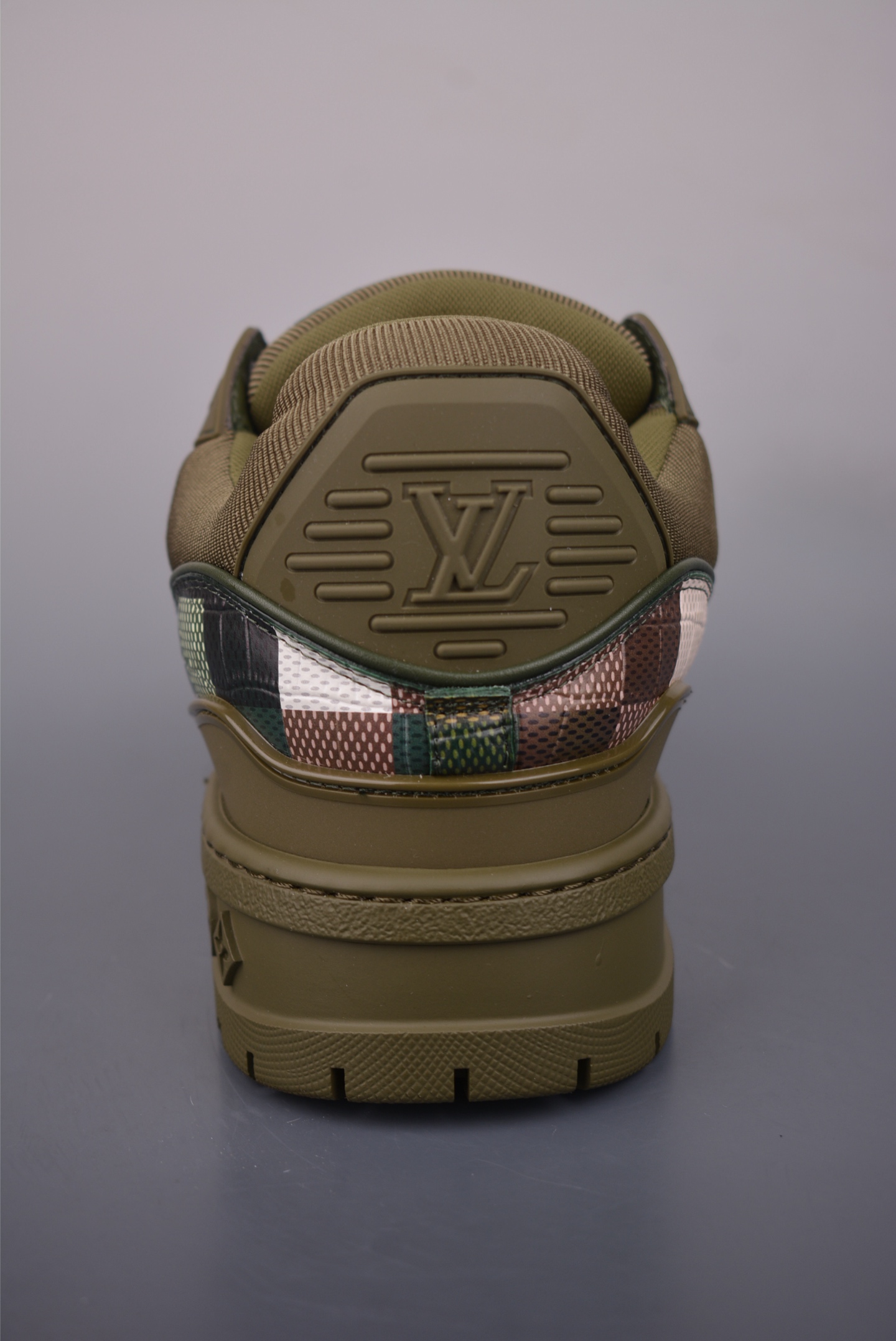 Louis Vuitton Trainer Maxi 胖丁低帮休闲板鞋 广奢高端货 ✦ 全新私人订单出货 ✦ 海淘代购同渠道 · 外贸高端零售专供 ✦ 原版开发,完美楦型,还原度高 ✦ 鞋面独家订制细柔小牛皮 ✦ 厚实织物鞋带,质感拉满 ✦ 私模 TPU 组合厚底,三色拼接设计 ✦ 上脚自然增高 4–5cm,显腿长不笨重 ✦ 正确折叠式内包鞋盒 ✦ 细节干净,对版度高 ✦ 拒绝市场吹嘘款,品质一眼可辨 官方货号: 1622