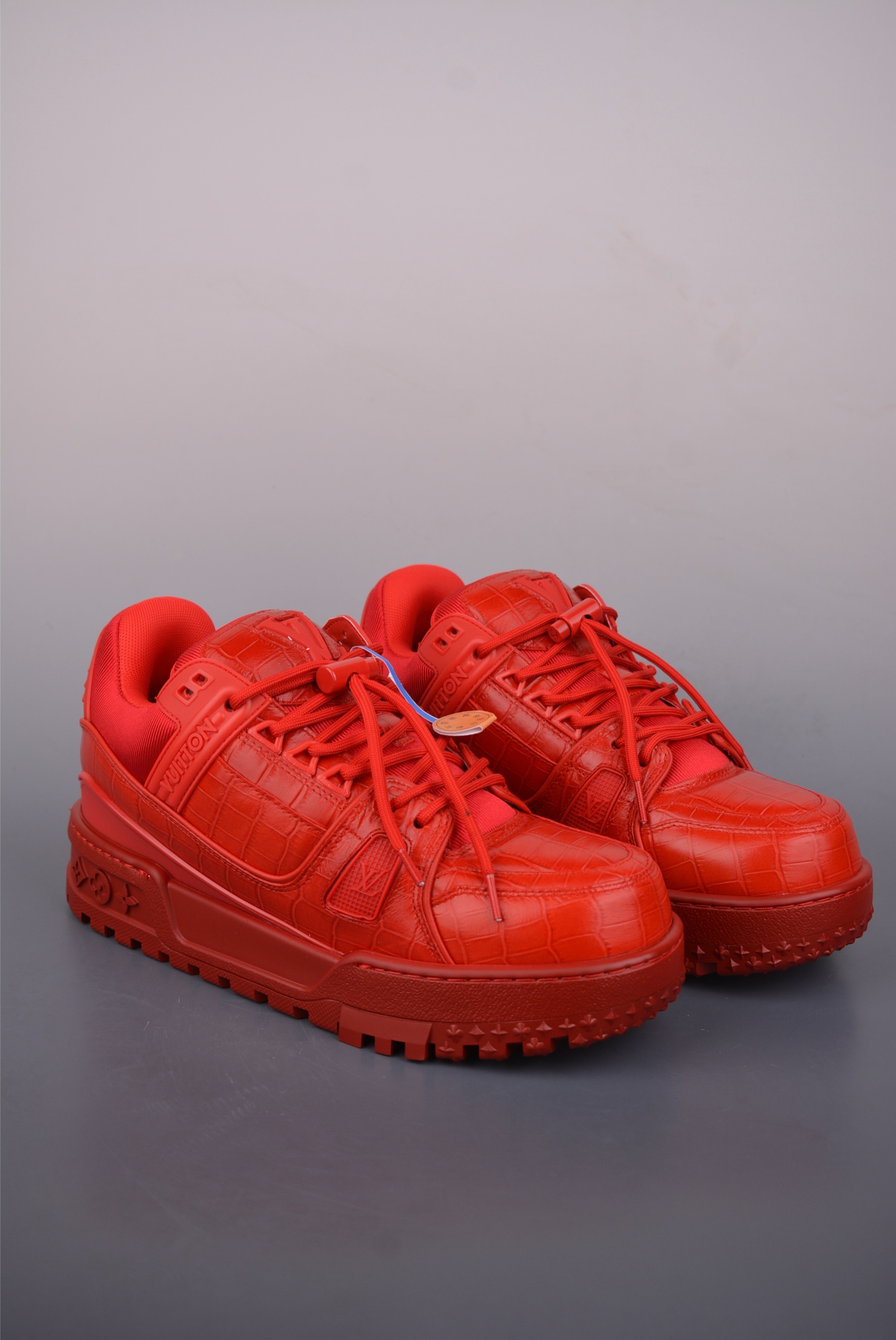 Louis Vuitton Trainer Maxi 胖丁低帮休闲板鞋 广奢高端货 ✦ 全新私人订单出货 ✦ 海淘代购同渠道 · 外贸高端零售专供 ✦ 原版开发,完美楦型,还原度高 ✦ 鞋面独家订制细柔小牛皮 ✦ 厚实织物鞋带,质感拉满 ✦ 私模 TPU 组合厚底,三色拼接设计 ✦ 上脚自然增高 4–5cm,显腿长不笨重 ✦ 正确折叠式内包鞋盒 ✦ 细节干净,对版度高 ✦ 拒绝市场吹嘘款,品质一眼可辨 官方货号: 1622