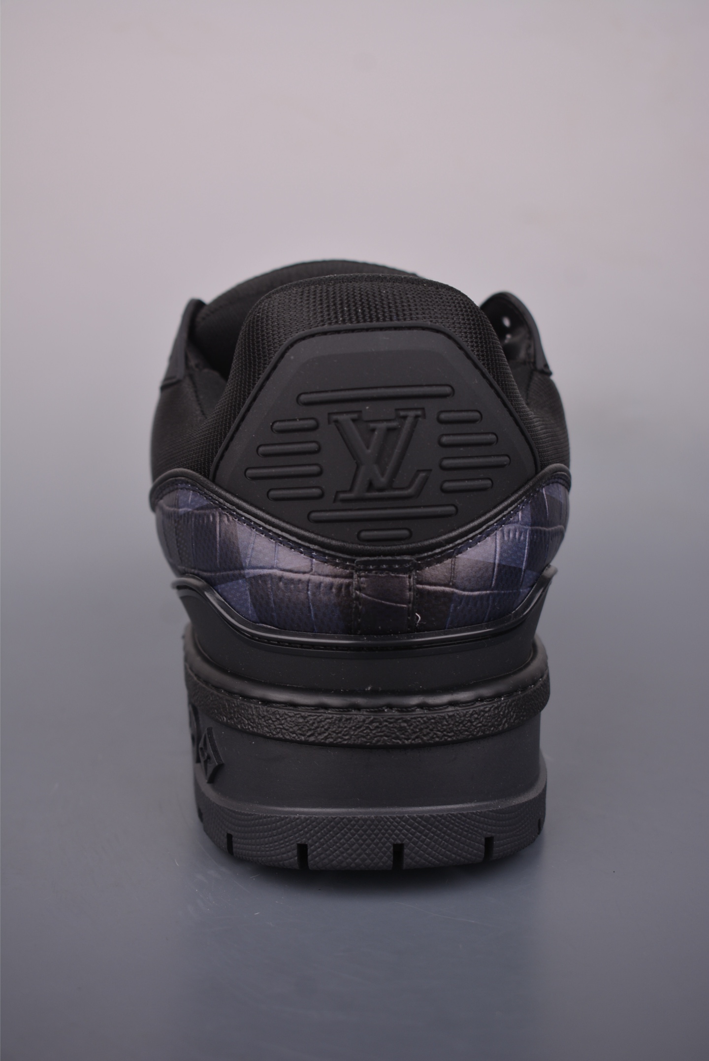 Louis Vuitton Trainer Maxi 胖丁低帮休闲板鞋 广奢高端货 ✦ 全新私人订单出货 ✦ 海淘代购同渠道 · 外贸高端零售专供 ✦ 原版开发,完美楦型,还原度高 ✦ 鞋面独家订制细柔小牛皮 ✦ 厚实织物鞋带,质感拉满 ✦ 私模 TPU 组合厚底,三色拼接设计 ✦ 上脚自然增高 4–5cm,显腿长不笨重 ✦ 正确折叠式内包鞋盒 ✦ 细节干净,对版度高 ✦ 拒绝市场吹嘘款,品质一眼可辨 官方货号: 1622