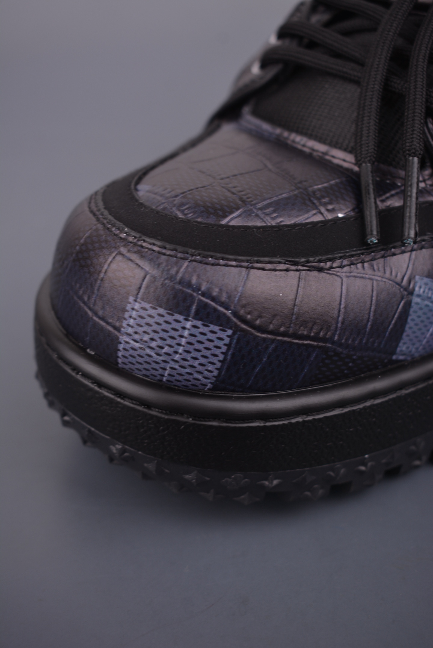 Louis Vuitton Trainer Maxi 胖丁低帮休闲板鞋 广奢高端货 ✦ 全新私人订单出货 ✦ 海淘代购同渠道 · 外贸高端零售专供 ✦ 原版开发,完美楦型,还原度高 ✦ 鞋面独家订制细柔小牛皮 ✦ 厚实织物鞋带,质感拉满 ✦ 私模 TPU 组合厚底,三色拼接设计 ✦ 上脚自然增高 4–5cm,显腿长不笨重 ✦ 正确折叠式内包鞋盒 ✦ 细节干净,对版度高 ✦ 拒绝市场吹嘘款,品质一眼可辨 官方货号: 1622
