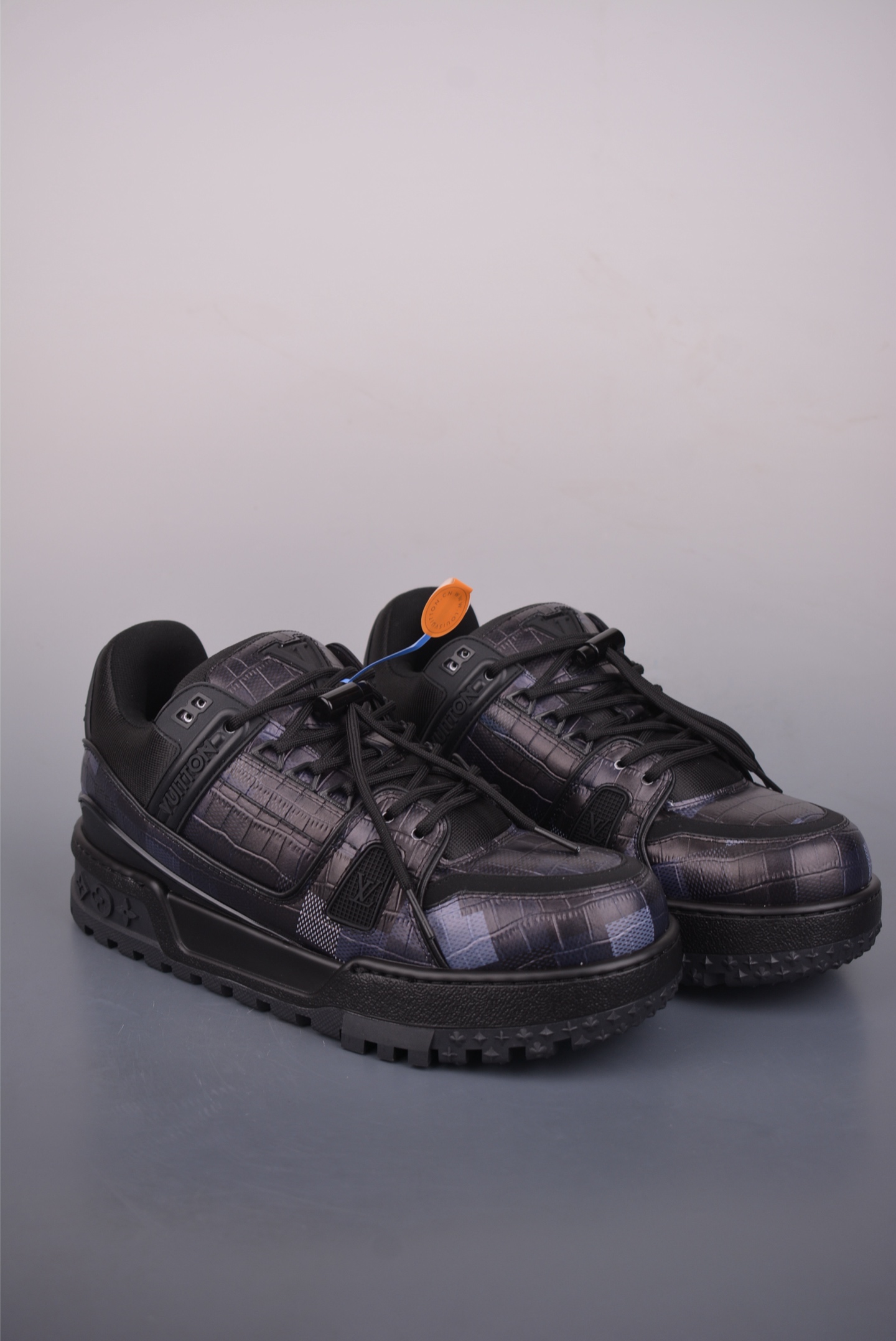 Louis Vuitton Trainer Maxi 胖丁低帮休闲板鞋 广奢高端货 ✦ 全新私人订单出货 ✦ 海淘代购同渠道 · 外贸高端零售专供 ✦ 原版开发,完美楦型,还原度高 ✦ 鞋面独家订制细柔小牛皮 ✦ 厚实织物鞋带,质感拉满 ✦ 私模 TPU 组合厚底,三色拼接设计 ✦ 上脚自然增高 4–5cm,显腿长不笨重 ✦ 正确折叠式内包鞋盒 ✦ 细节干净,对版度高 ✦ 拒绝市场吹嘘款,品质一眼可辨 官方货号: 1622