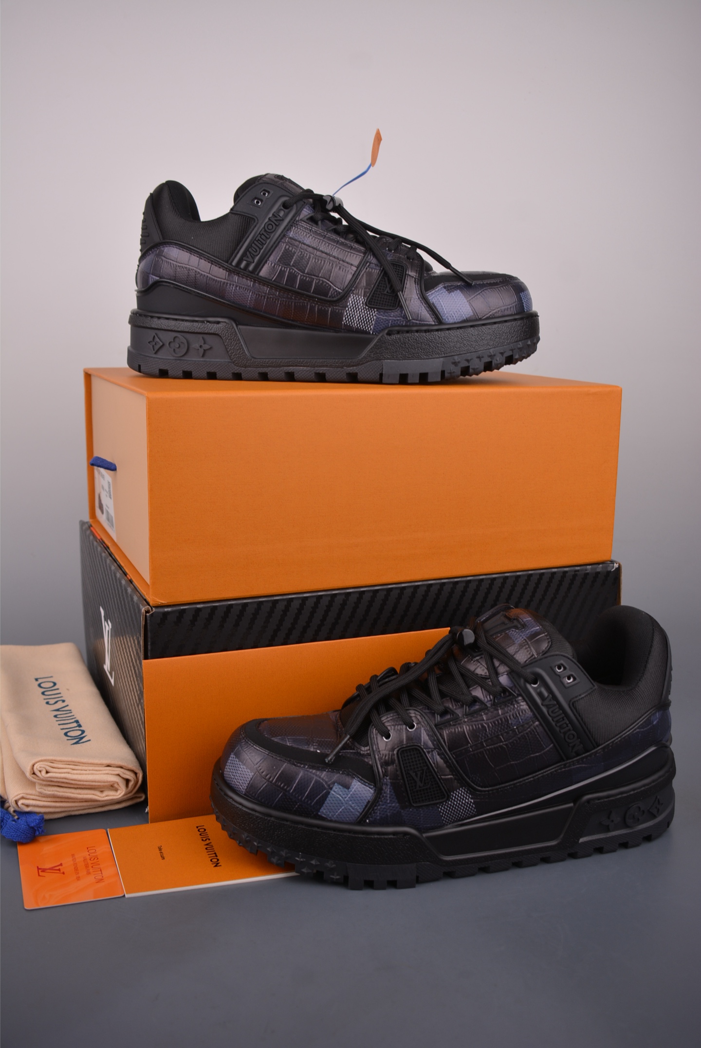 Louis Vuitton Trainer Maxi 胖丁低帮休闲板鞋 广奢高端货 ✦ 全新私人订单出货 ✦ 海淘代购同渠道 · 外贸高端零售专供 ✦ 原版开发,完美楦型,还原度高 ✦ 鞋面独家订制细柔小牛皮 ✦ 厚实织物鞋带,质感拉满 ✦ 私模 TPU 组合厚底,三色拼接设计 ✦ 上脚自然增高 4–5cm,显腿长不笨重 ✦ 正确折叠式内包鞋盒 ✦ 细节干净,对版度高 ✦ 拒绝市场吹嘘款,品质一眼可辨 官方货号: 1622