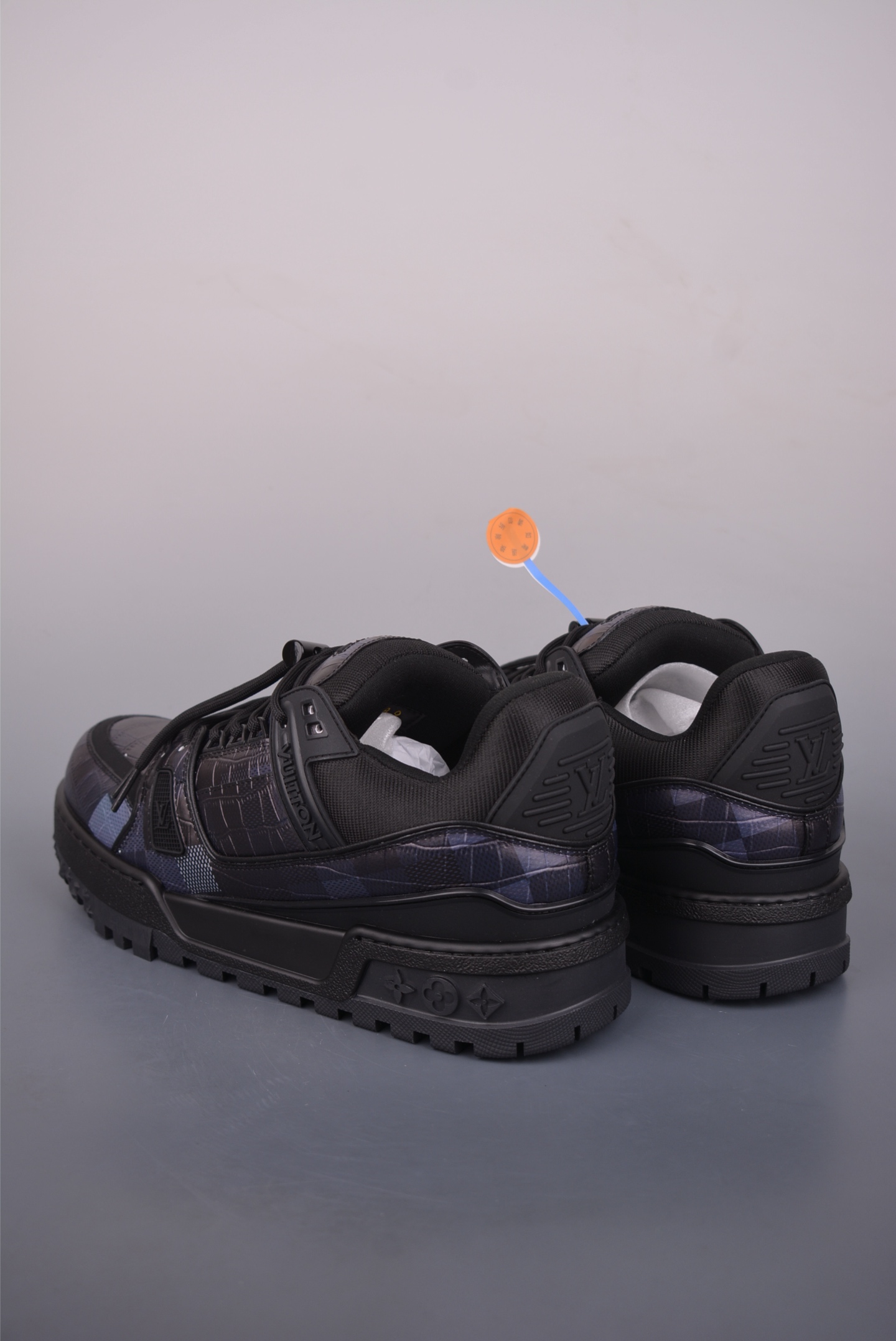 Louis Vuitton Trainer Maxi 胖丁低帮休闲板鞋 广奢高端货 ✦ 全新私人订单出货 ✦ 海淘代购同渠道 · 外贸高端零售专供 ✦ 原版开发,完美楦型,还原度高 ✦ 鞋面独家订制细柔小牛皮 ✦ 厚实织物鞋带,质感拉满 ✦ 私模 TPU 组合厚底,三色拼接设计 ✦ 上脚自然增高 4–5cm,显腿长不笨重 ✦ 正确折叠式内包鞋盒 ✦ 细节干净,对版度高 ✦ 拒绝市场吹嘘款,品质一眼可辨 官方货号: 1622