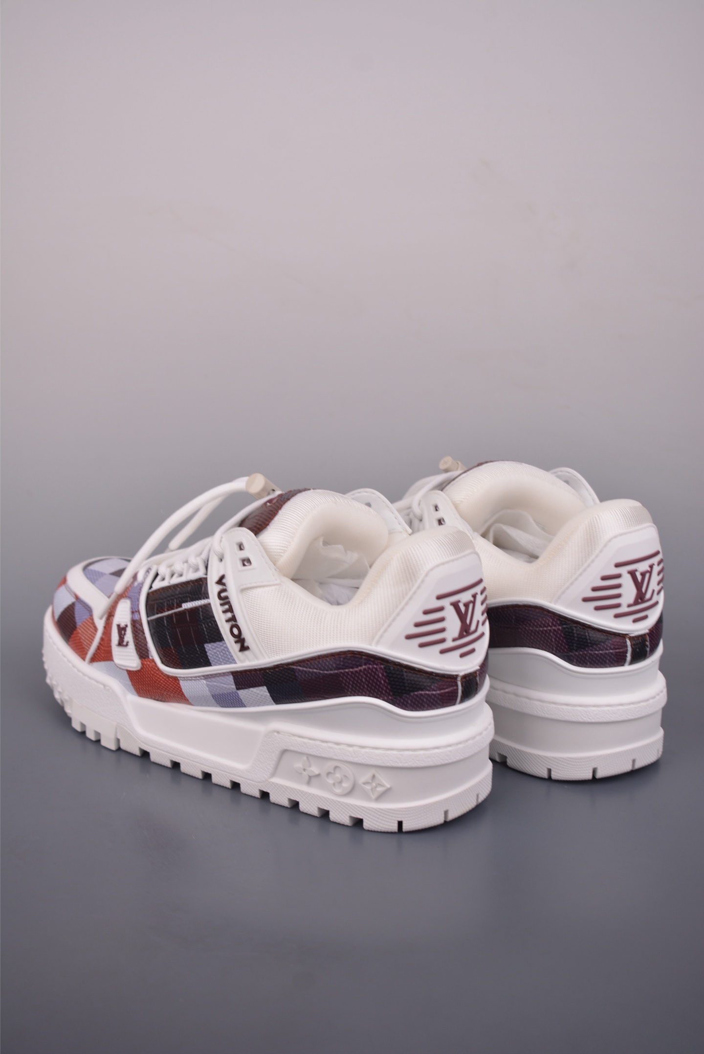 Louis Vuitton Trainer Maxi 胖丁低帮休闲板鞋 广奢高端货 ✦ 全新私人订单出货 ✦ 海淘代购同渠道 · 外贸高端零售专供 ✦ 原版开发,完美楦型,还原度高 ✦ 鞋面独家订制细柔小牛皮 ✦ 厚实织物鞋带,质感拉满 ✦ 私模 TPU 组合厚底,三色拼接设计 ✦ 上脚自然增高 4–5cm,显腿长不笨重 ✦ 正确折叠式内包鞋盒 ✦ 细节干净,对版度高 ✦ 拒绝市场吹嘘款,品质一眼可辨 官方货号: 1622