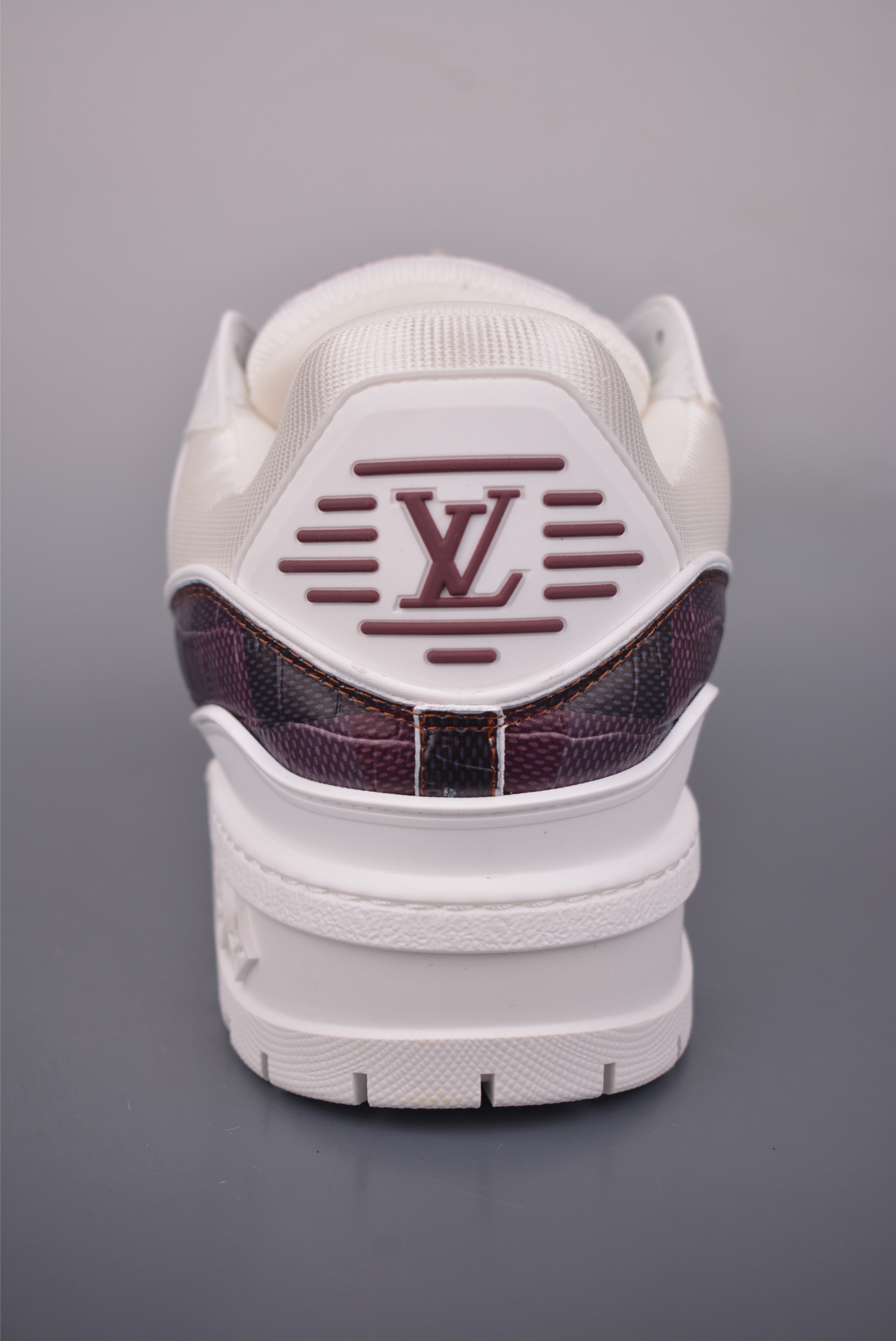Louis Vuitton Trainer Maxi 胖丁低帮休闲板鞋 广奢高端货 ✦ 全新私人订单出货 ✦ 海淘代购同渠道 · 外贸高端零售专供 ✦ 原版开发,完美楦型,还原度高 ✦ 鞋面独家订制细柔小牛皮 ✦ 厚实织物鞋带,质感拉满 ✦ 私模 TPU 组合厚底,三色拼接设计 ✦ 上脚自然增高 4–5cm,显腿长不笨重 ✦ 正确折叠式内包鞋盒 ✦ 细节干净,对版度高 ✦ 拒绝市场吹嘘款,品质一眼可辨 官方货号: 1622