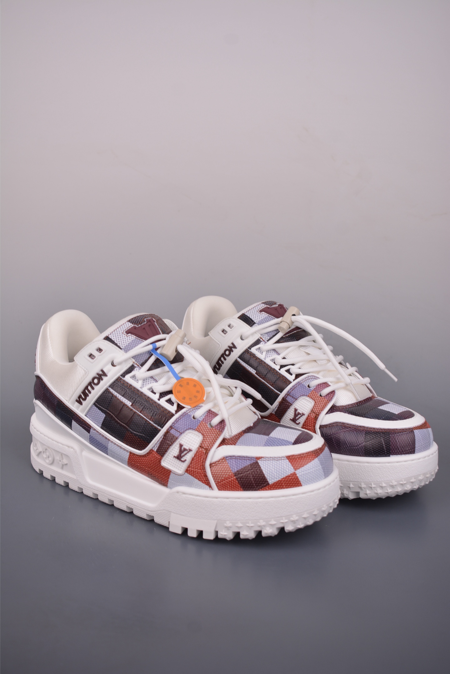 Louis Vuitton Trainer Maxi 胖丁低帮休闲板鞋 广奢高端货 ✦ 全新私人订单出货 ✦ 海淘代购同渠道 · 外贸高端零售专供 ✦ 原版开发,完美楦型,还原度高 ✦ 鞋面独家订制细柔小牛皮 ✦ 厚实织物鞋带,质感拉满 ✦ 私模 TPU 组合厚底,三色拼接设计 ✦ 上脚自然增高 4–5cm,显腿长不笨重 ✦ 正确折叠式内包鞋盒 ✦ 细节干净,对版度高 ✦ 拒绝市场吹嘘款,品质一眼可辨 官方货号: 1622