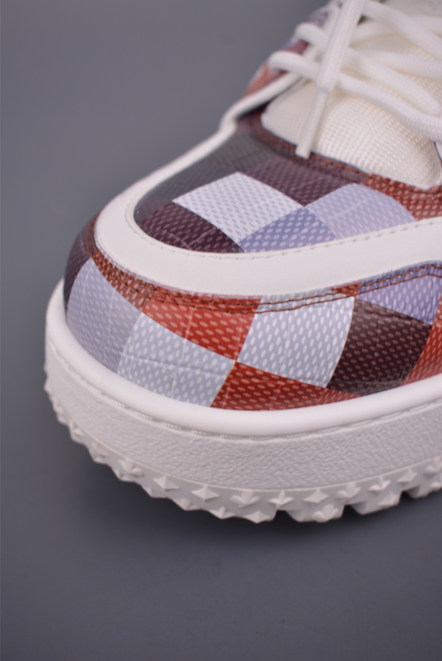 Louis Vuitton Trainer Maxi 胖丁低帮休闲板鞋 广奢高端货 ✦ 全新私人订单出货 ✦ 海淘代购同渠道 · 外贸高端零售专供 ✦ 原版开发,完美楦型,还原度高 ✦ 鞋面独家订制细柔小牛皮 ✦ 厚实织物鞋带,质感拉满 ✦ 私模 TPU 组合厚底,三色拼接设计 ✦ 上脚自然增高 4–5cm,显腿长不笨重 ✦ 正确折叠式内包鞋盒 ✦ 细节干净,对版度高 ✦ 拒绝市场吹嘘款,品质一眼可辨 官方货号: 1622