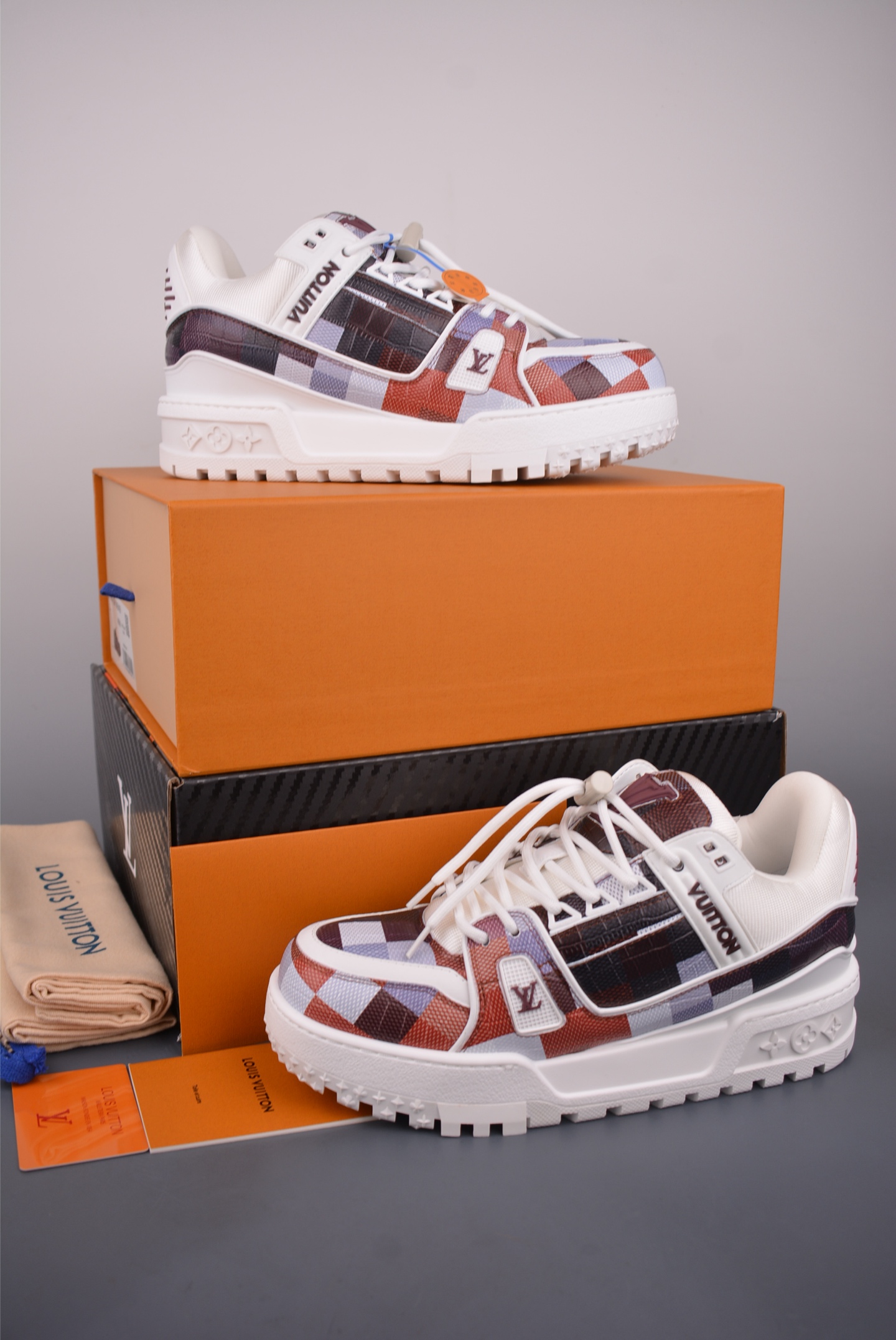 Louis Vuitton Trainer Maxi 胖丁低帮休闲板鞋 广奢高端货 ✦ 全新私人订单出货 ✦ 海淘代购同渠道 · 外贸高端零售专供 ✦ 原版开发,完美楦型,还原度高 ✦ 鞋面独家订制细柔小牛皮 ✦ 厚实织物鞋带,质感拉满 ✦ 私模 TPU 组合厚底,三色拼接设计 ✦ 上脚自然增高 4–5cm,显腿长不笨重 ✦ 正确折叠式内包鞋盒 ✦ 细节干净,对版度高 ✦ 拒绝市场吹嘘款,品质一眼可辨 官方货号: 1622