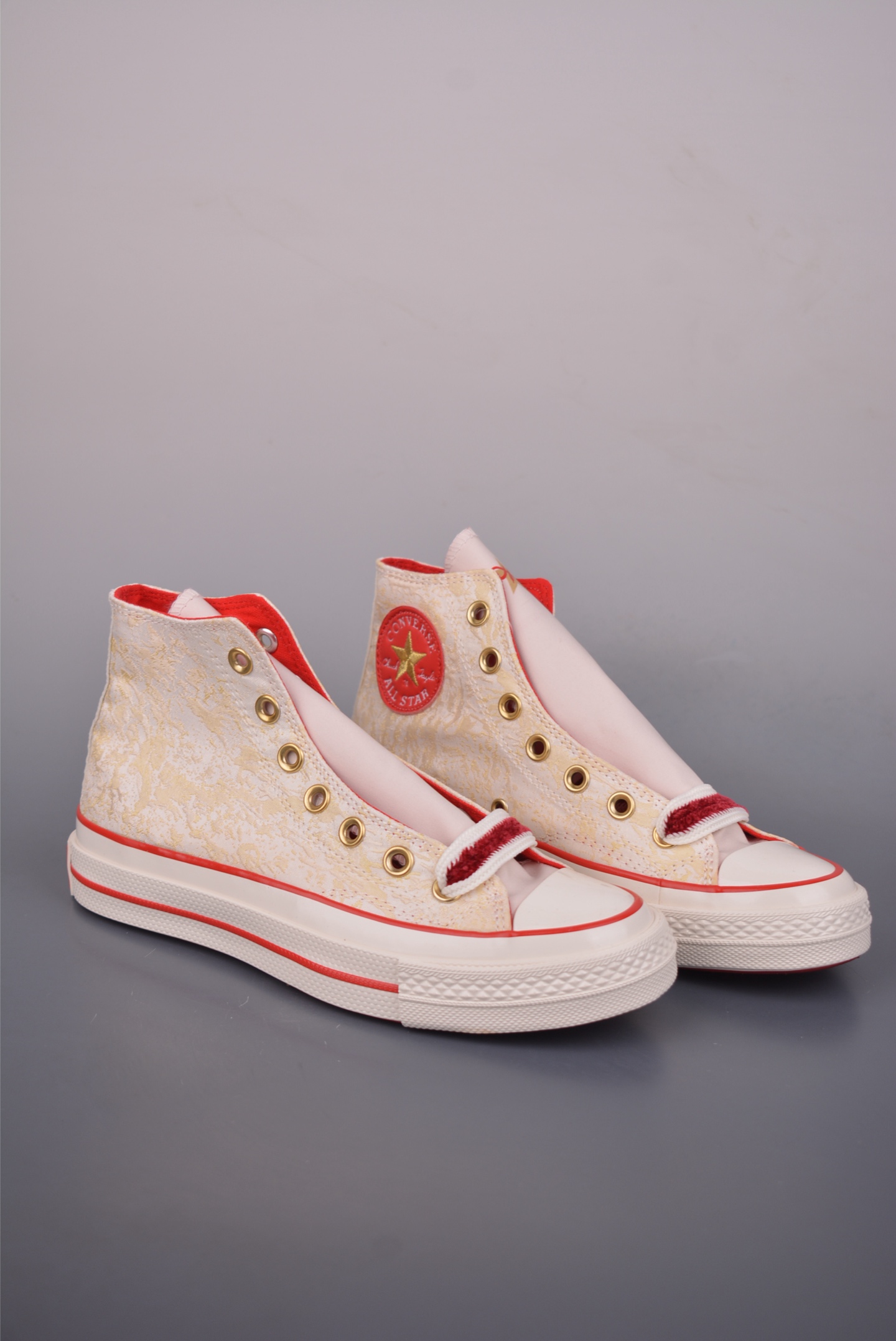 CONVERSE | 1970s 🐍鸿运当头 匡威蛇年生肖限定款 ️ 真的是细节满满的鞋子 不仅新年可以穿 日常穿也嗷嗷好看 1970s真的是经典 金色蛇纹纹理贵气十足 再有红色星星加持 年味就来啦 颜值和实用性双双在线 货号:A13348C (36.5 37.5 39.5 41.5 42.5)