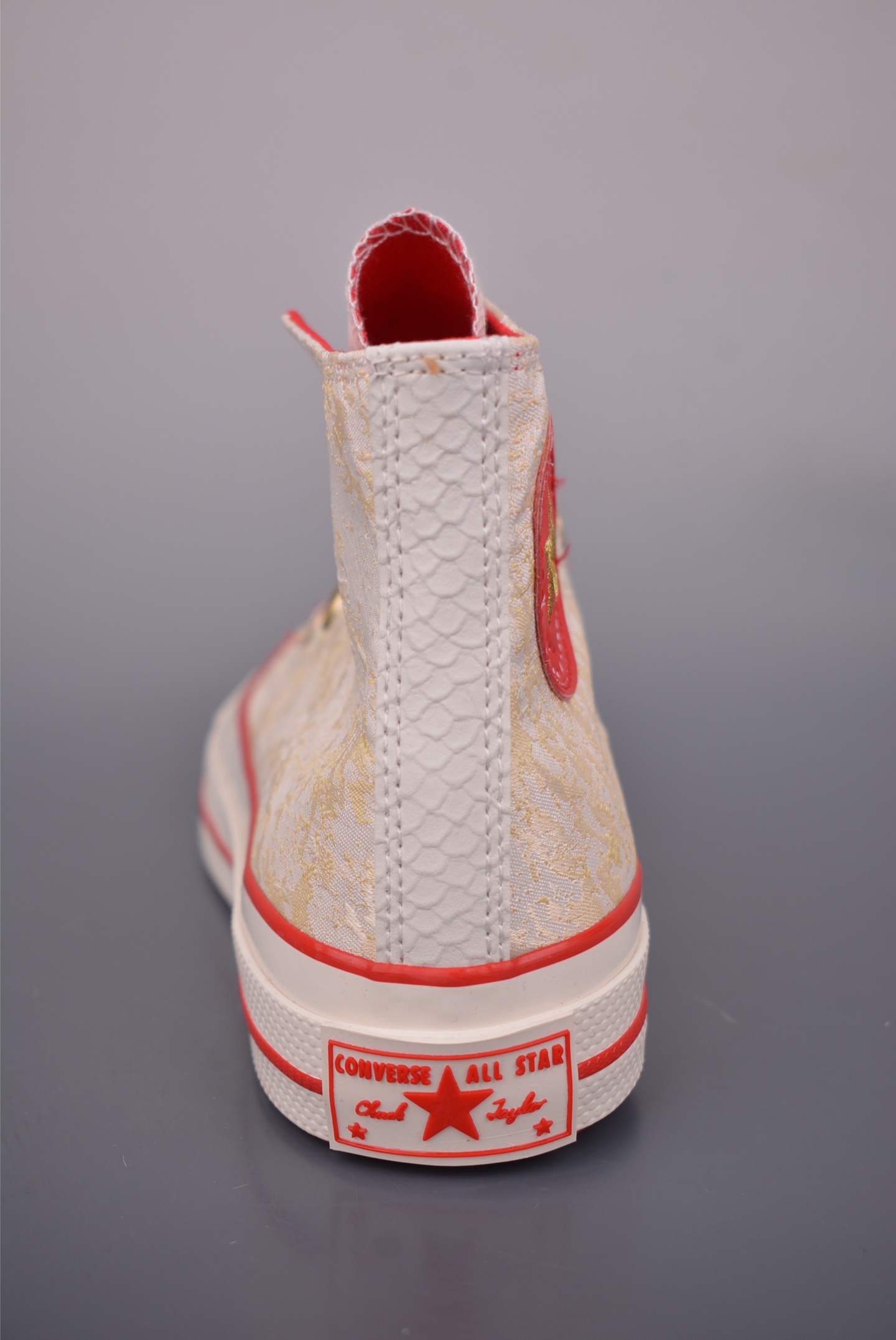 CONVERSE | 1970s 🐍鸿运当头 匡威蛇年生肖限定款 ️ 真的是细节满满的鞋子 不仅新年可以穿 日常穿也嗷嗷好看 1970s真的是经典 金色蛇纹纹理贵气十足 再有红色星星加持 年味就来啦 颜值和实用性双双在线 货号:A13348C (36.5 37.5 39.5 41.5 42.5)