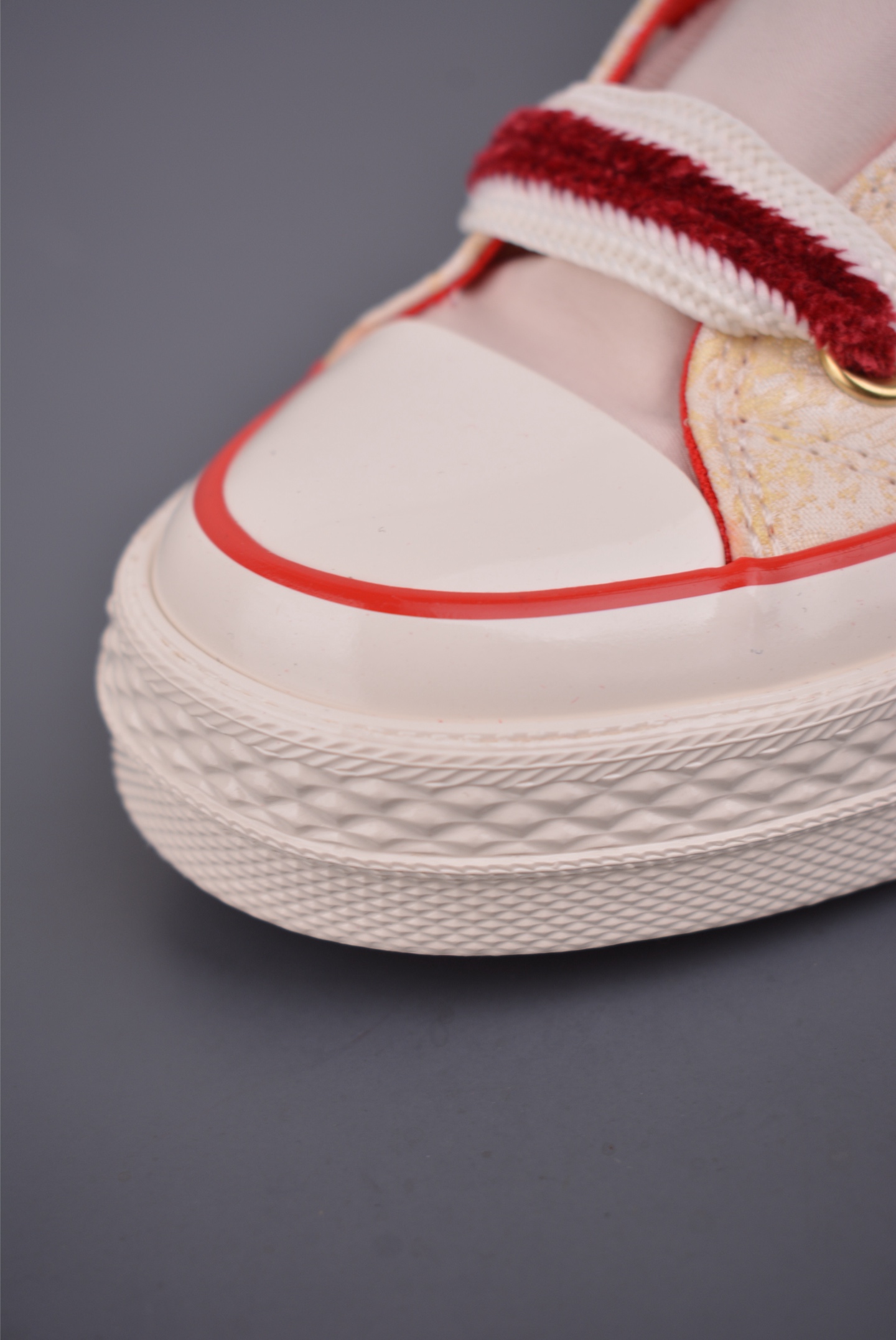 CONVERSE | 1970s 🐍鸿运当头 匡威蛇年生肖限定款 ️ 真的是细节满满的鞋子 不仅新年可以穿 日常穿也嗷嗷好看 1970s真的是经典 金色蛇纹纹理贵气十足 再有红色星星加持 年味就来啦 颜值和实用性双双在线 货号:A13348C (36.5 37.5 39.5 41.5 42.5)
