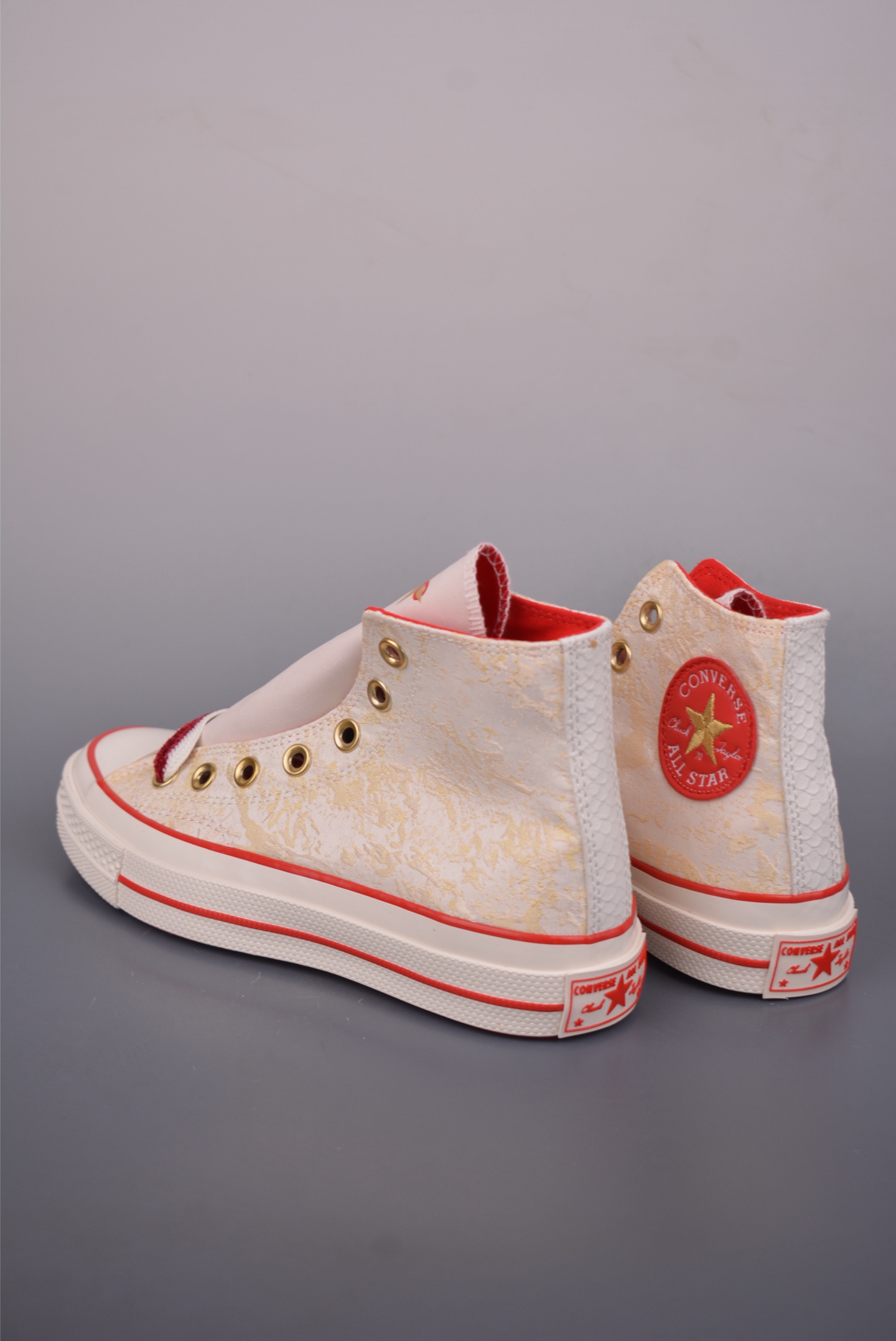 CONVERSE | 1970s 🐍鸿运当头 匡威蛇年生肖限定款 ️ 真的是细节满满的鞋子 不仅新年可以穿 日常穿也嗷嗷好看 1970s真的是经典 金色蛇纹纹理贵气十足 再有红色星星加持 年味就来啦 颜值和实用性双双在线 货号:A13348C (36.5 37.5 39.5 41.5 42.5)