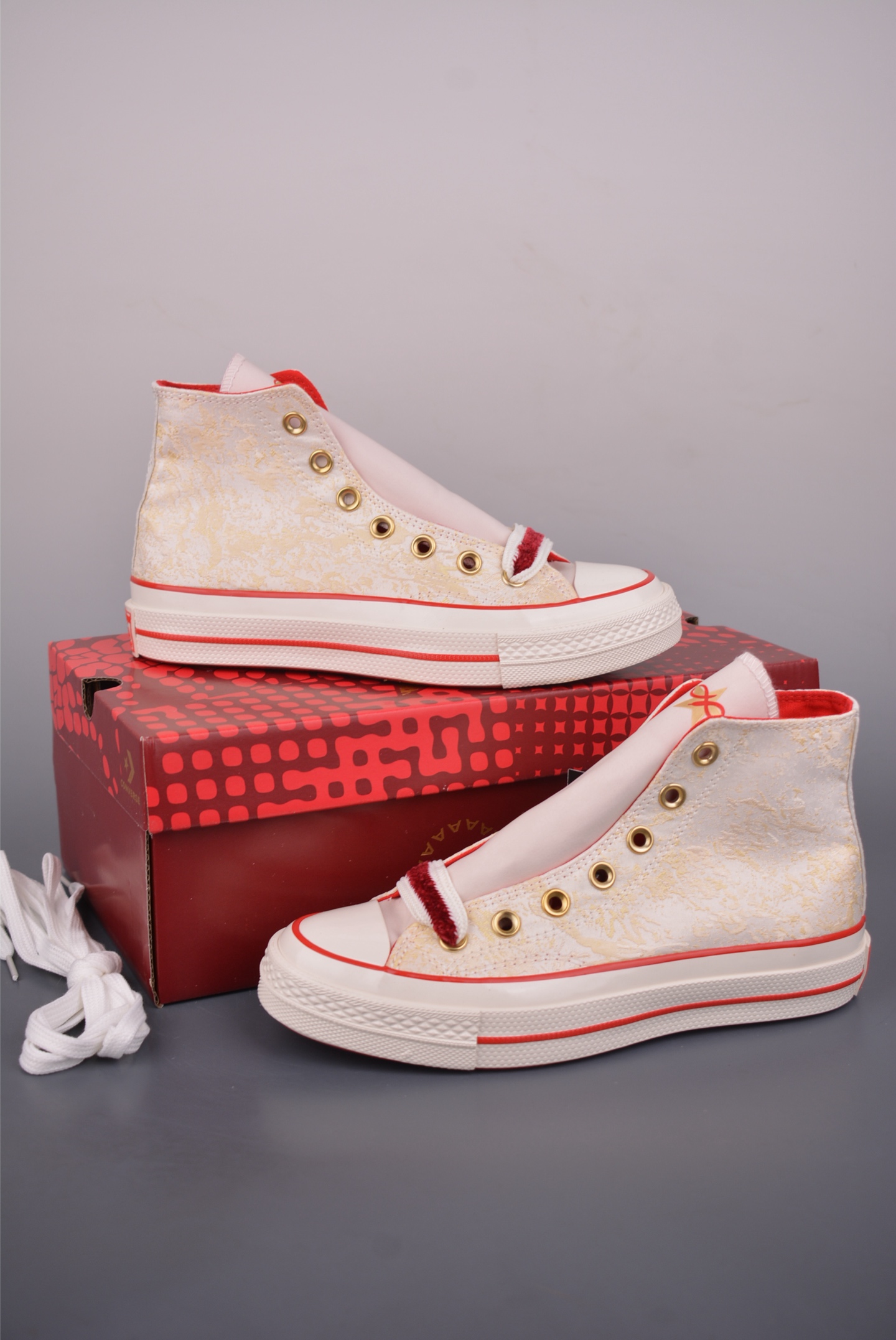 CONVERSE | 1970s 🐍鸿运当头 匡威蛇年生肖限定款 ️ 真的是细节满满的鞋子 不仅新年可以穿 日常穿也嗷嗷好看 1970s真的是经典 金色蛇纹纹理贵气十足 再有红色星星加持 年味就来啦 颜值和实用性双双在线 货号:A13348C (36.5 37.5 39.5 41.5 42.5)
