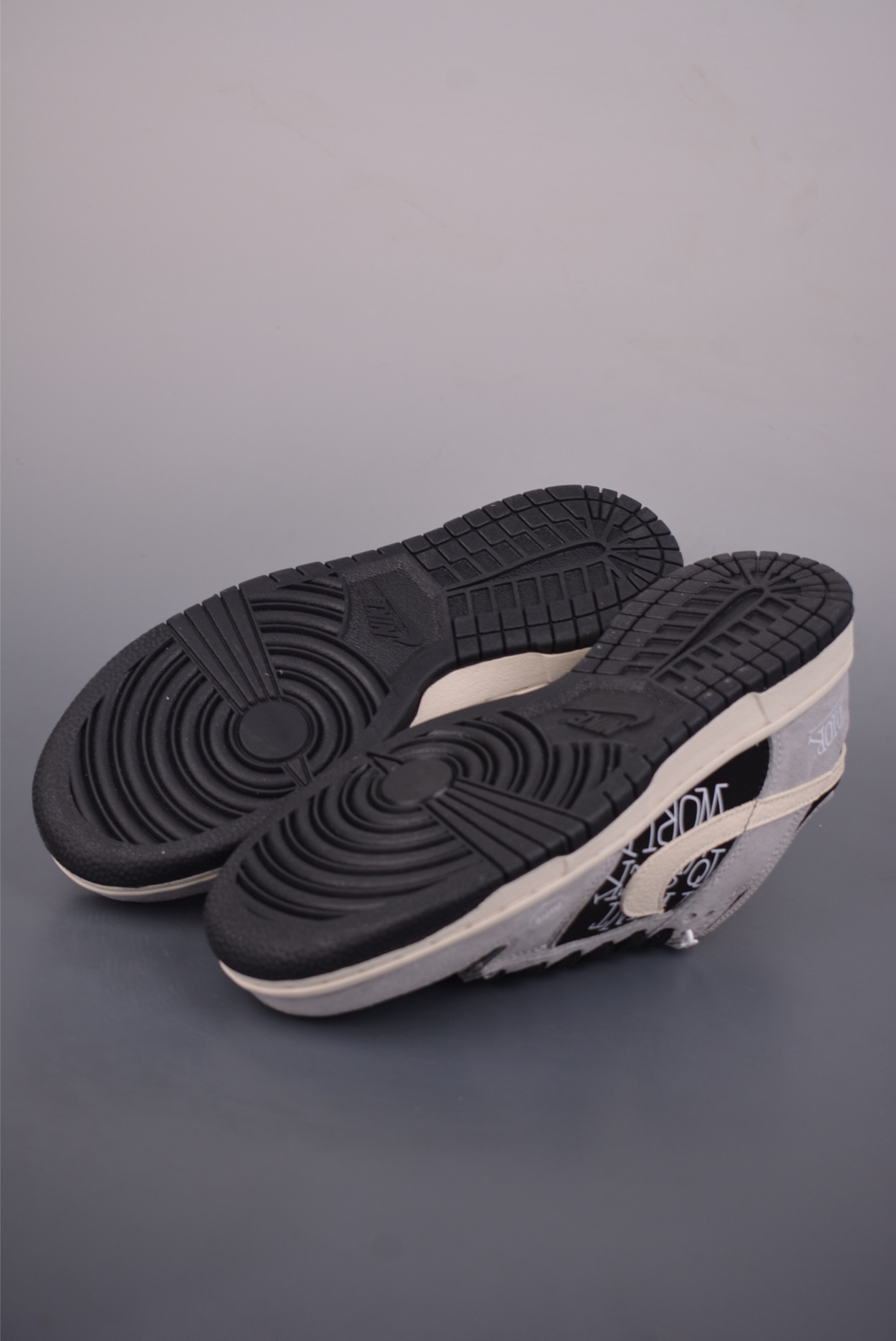 Nike SB Dunk Low Dior联名 DN3168-021 Nike SB Dunk Low Dior联名 DN3168-021